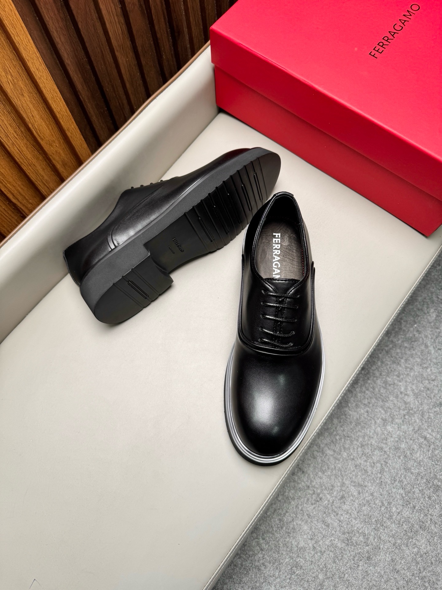 Туфли мужские в стиле Salvatore Ferragamo чёрного цвета со шнуровкой