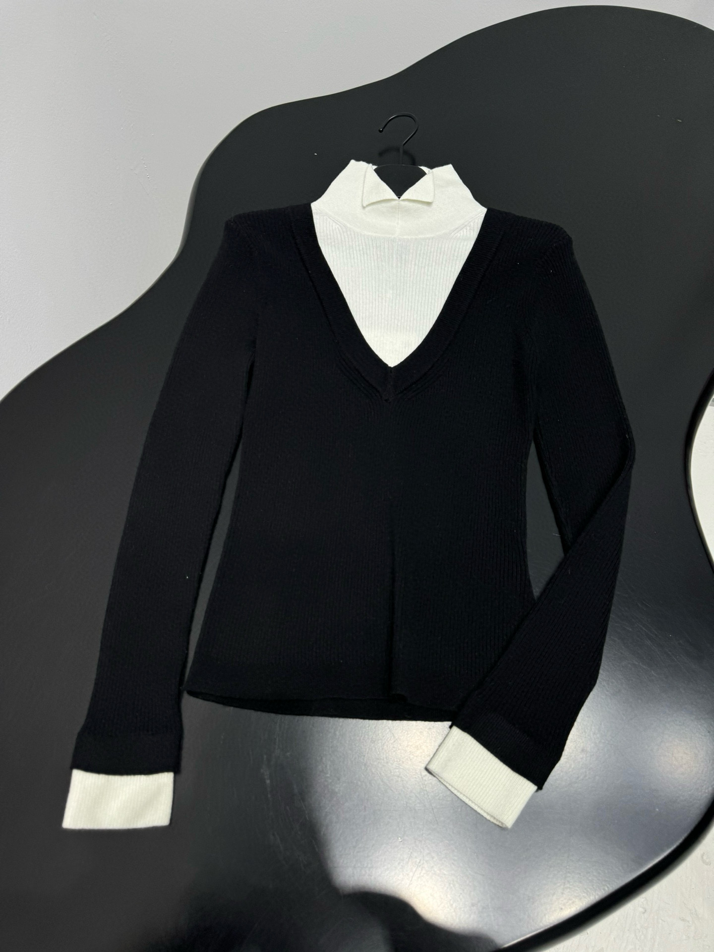 Свитер женский в стиле Chanel Coco Neige из шерстяного трикотажа чёрного цвета с контрастной вставкой