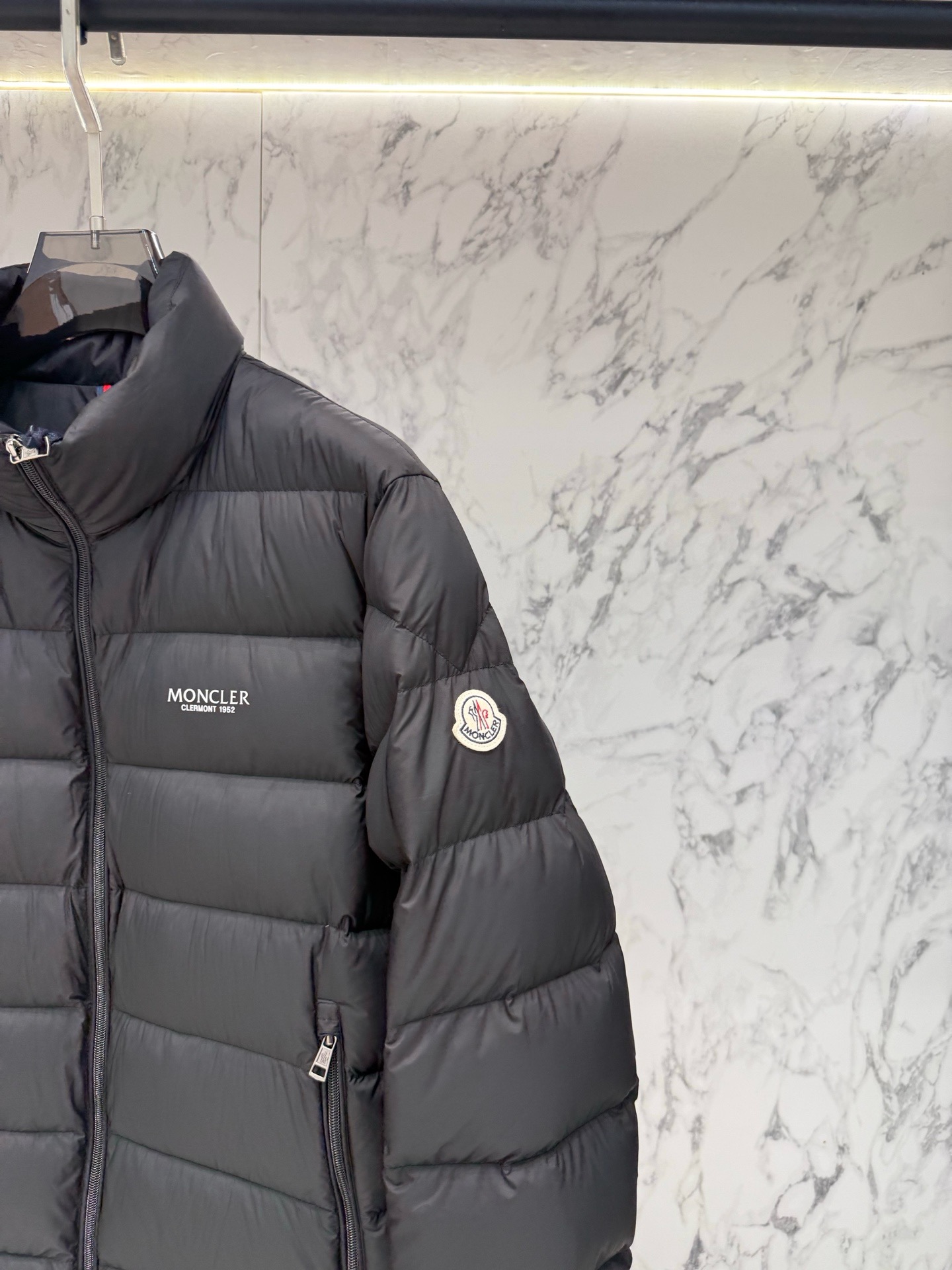 Пуховик мужской Moncler графитового цвета с воротником-стойкой и натуральным пухом
