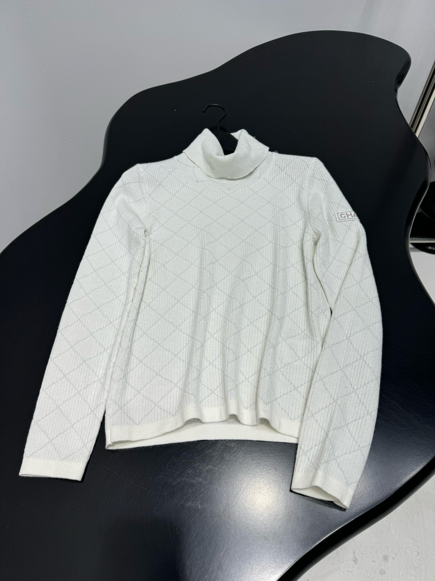 Свитер женский в стиле Chanel из шерстяного трикотажа белого цвета с ромбовым узором и высоким воротником