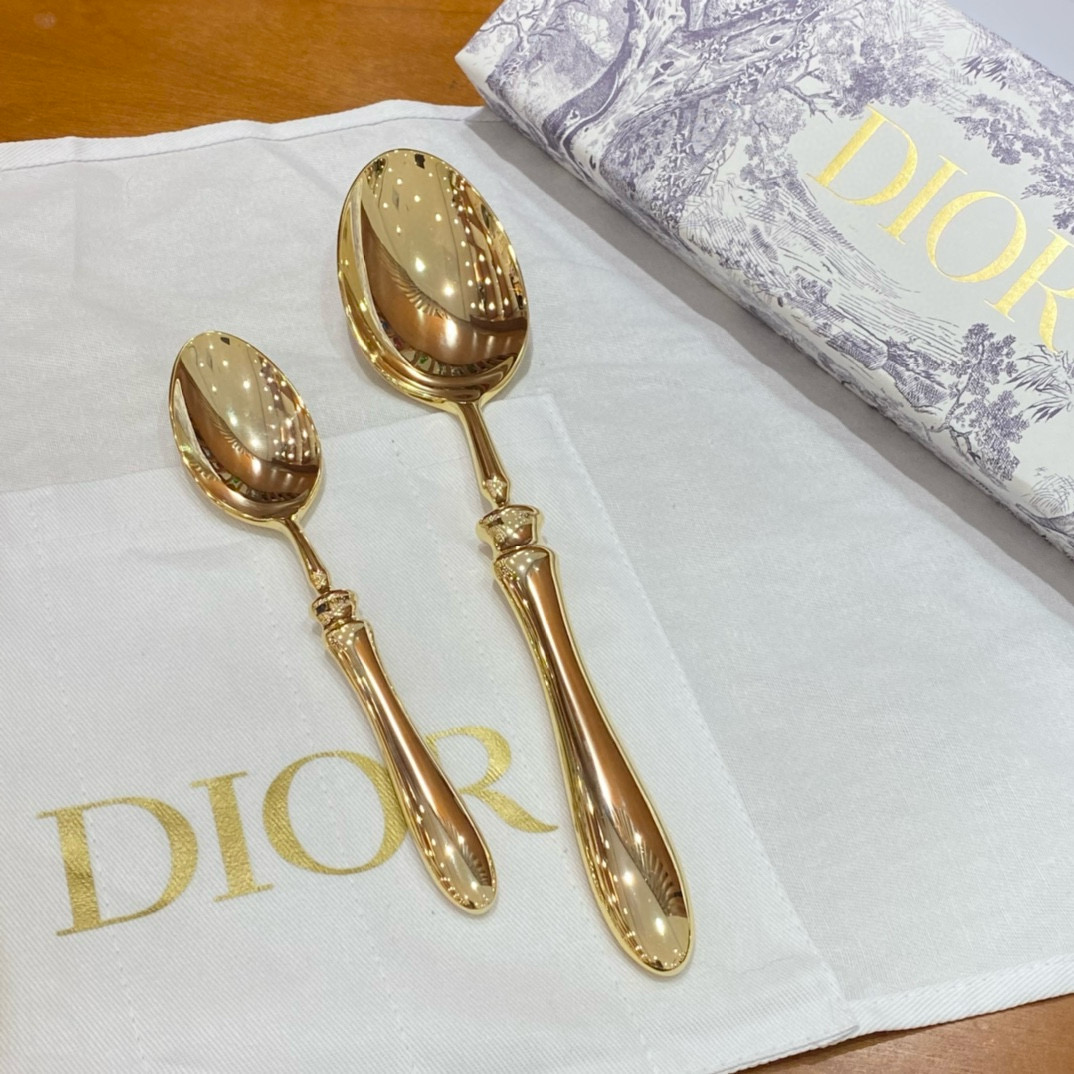 Набор столовых приборов в стиле Dior золотого цвета