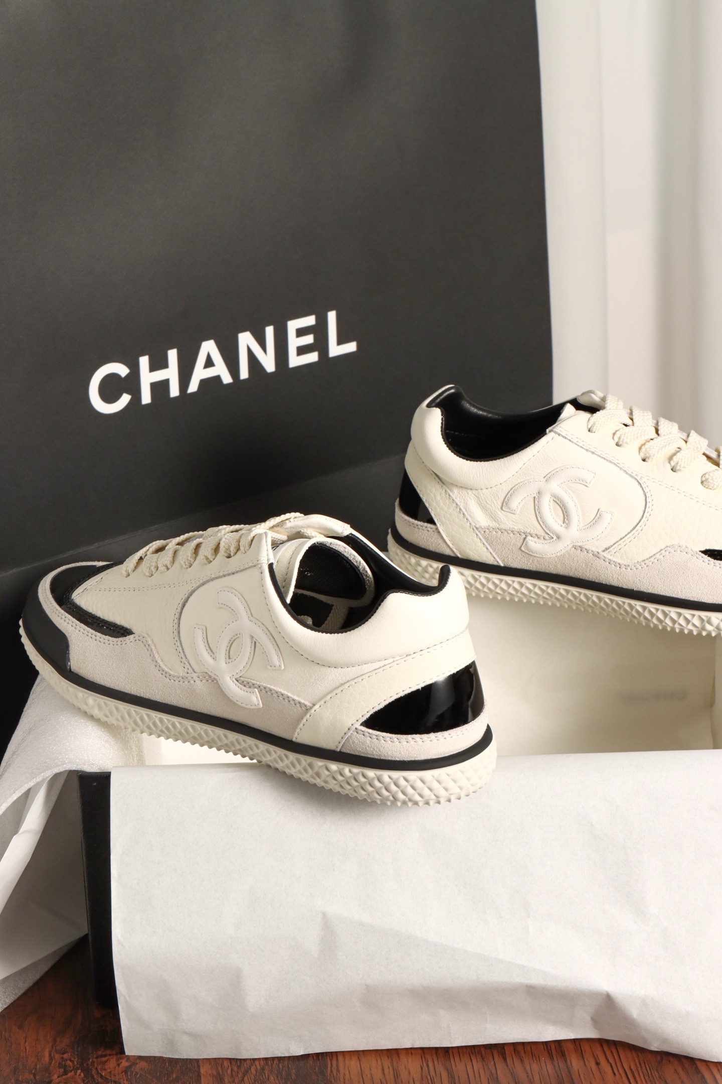 Кеды женские в стиле Chanel белого цвета с черными вставками