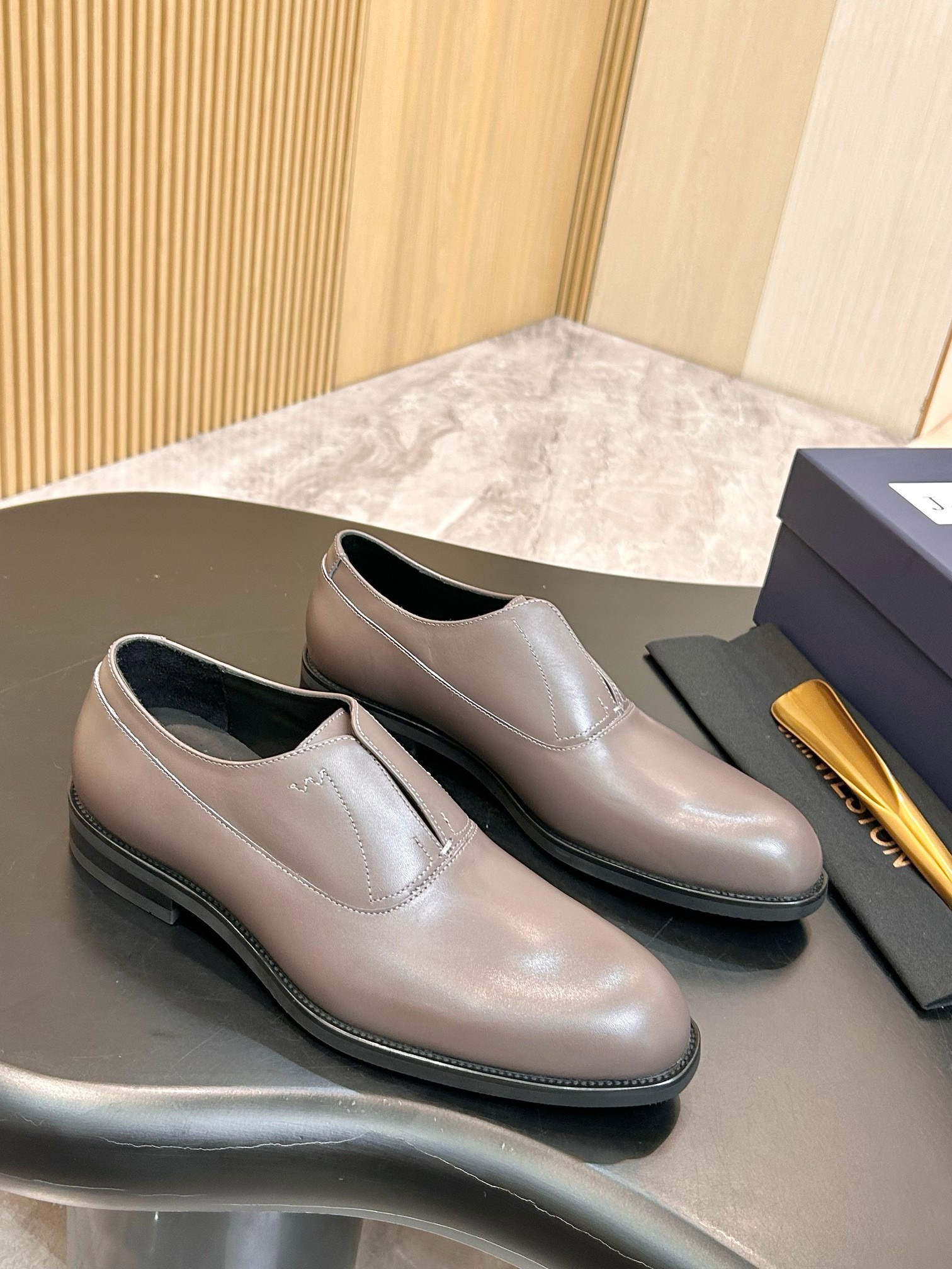 Туфли мужские J.M. Weston Iena Slip-On Oxford серо-бежевого цвета