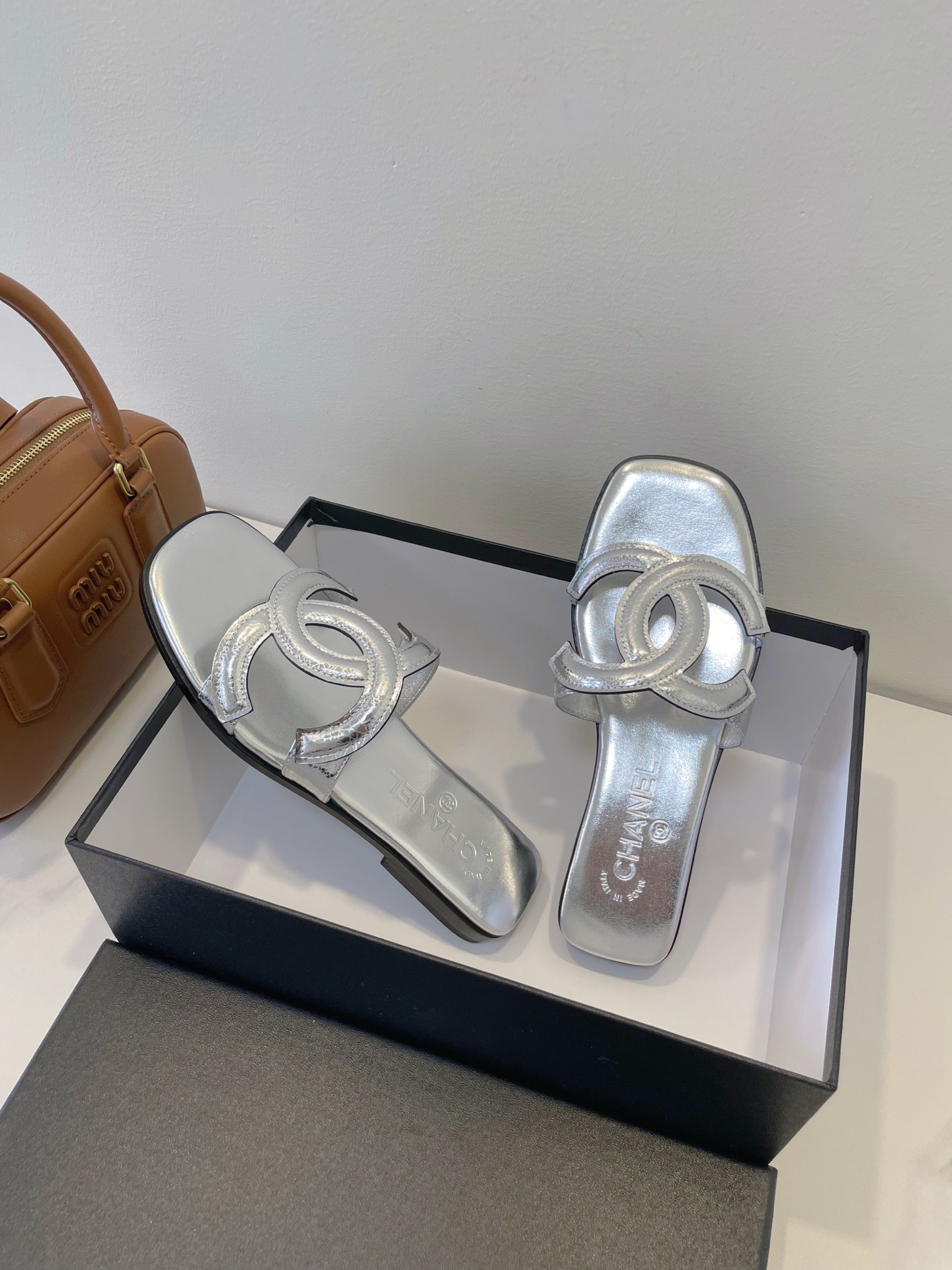 Мюли женские в стиле Chanel 26 с логотипом CC из натуральной кожи серебряного цвета