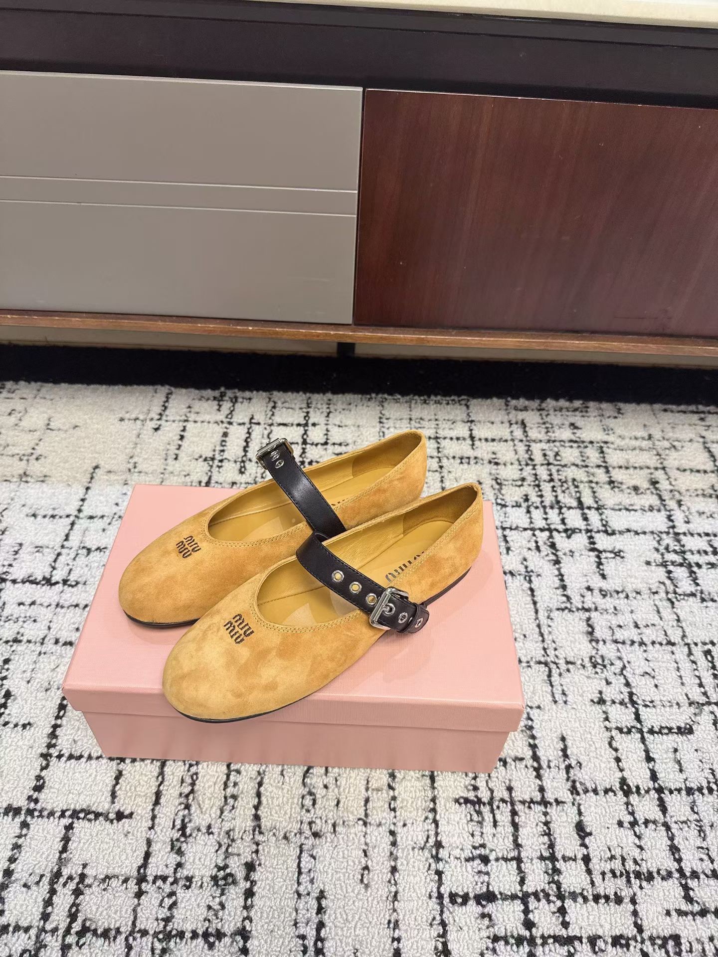 Туфли женские в стиле Miu Miu из натуральной замши желтого цвета
