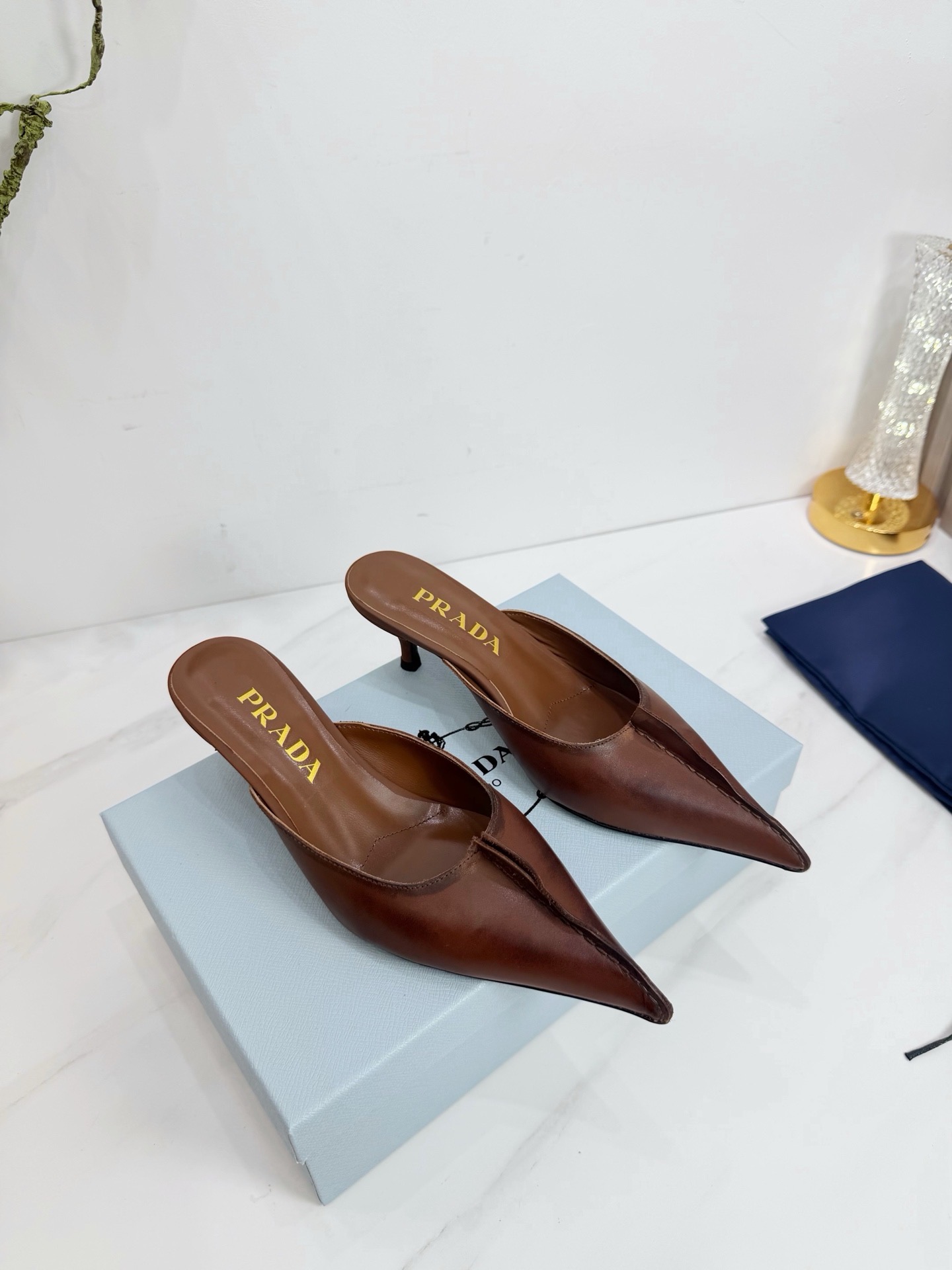Мюли женские в стиле Prada из натуральной кожи коричневого цвета
