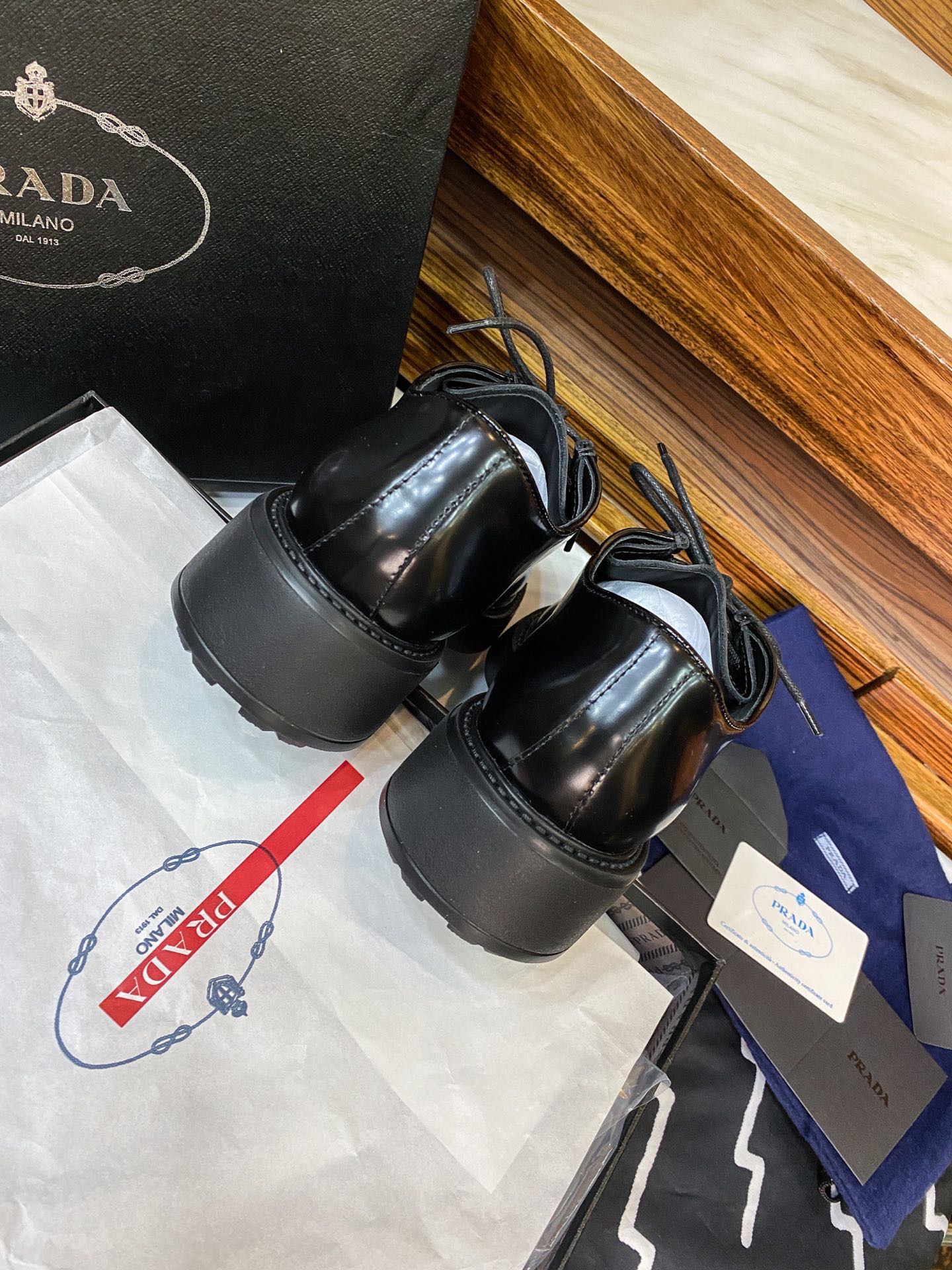 Дерби мужские в стиле Prada из натуральной гладкой кожи с массивной подошвой чёрного цвета