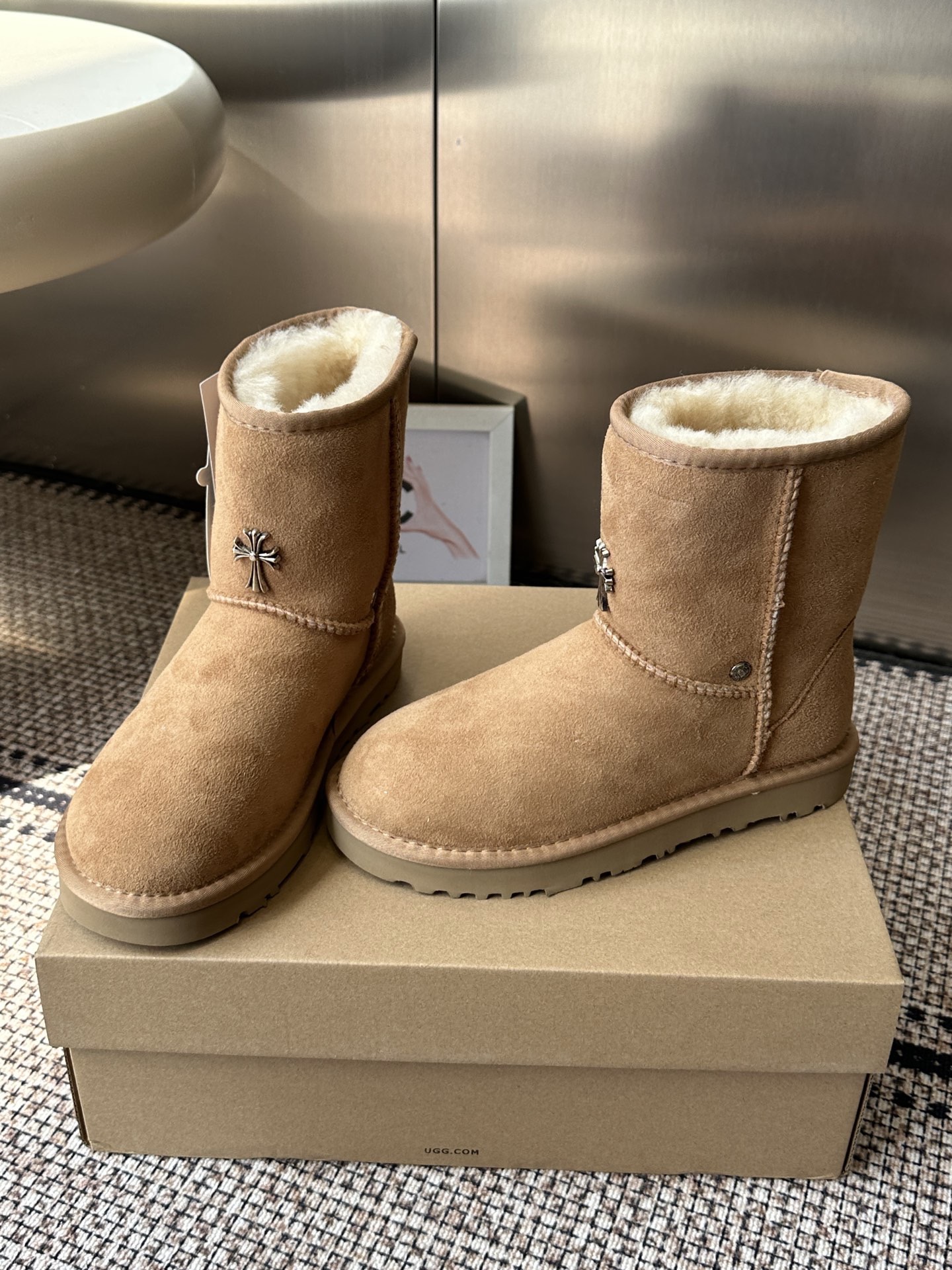 Угги женские UGG x Chrome Hearts Classic Short II светло-коричневого цвета