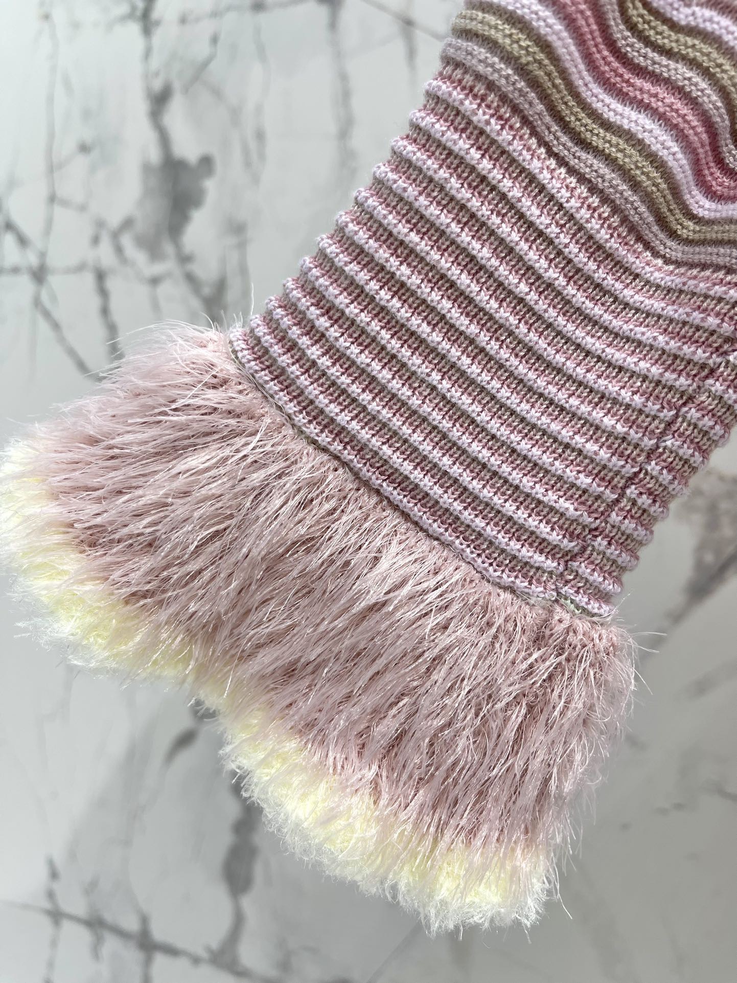 Кардиган женский в стиле Chanel из трикотажа розового цвета с контрастной отделкой