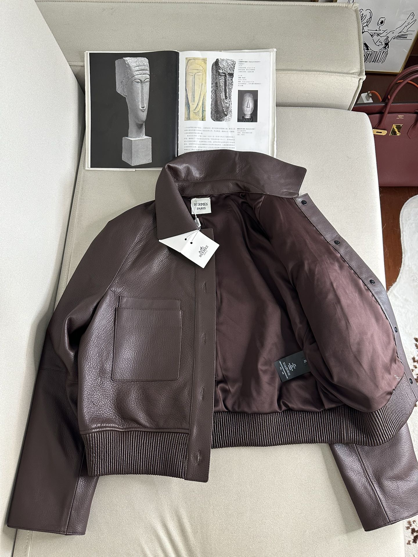 Куртка женская в стиле Hermès коричневого цвета укороченная из натуральной кожи с накладными карманами