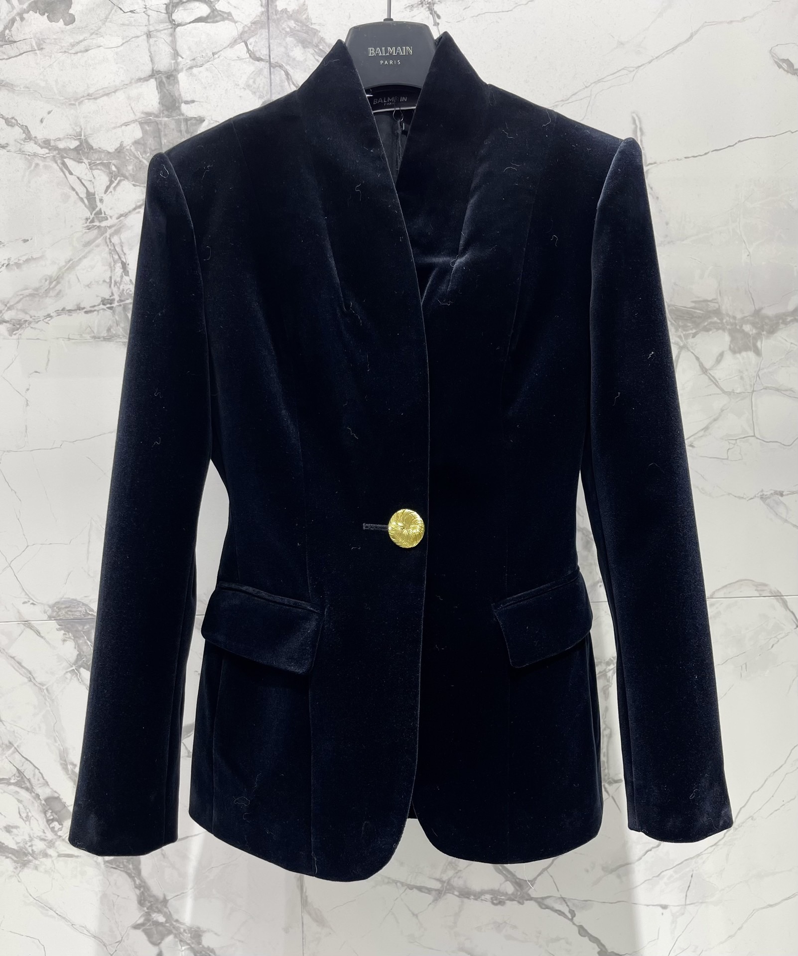 Пиджак женский в стиле Balmain из бархатной ткани тёмно-синего цвета с золотистой пуговицей