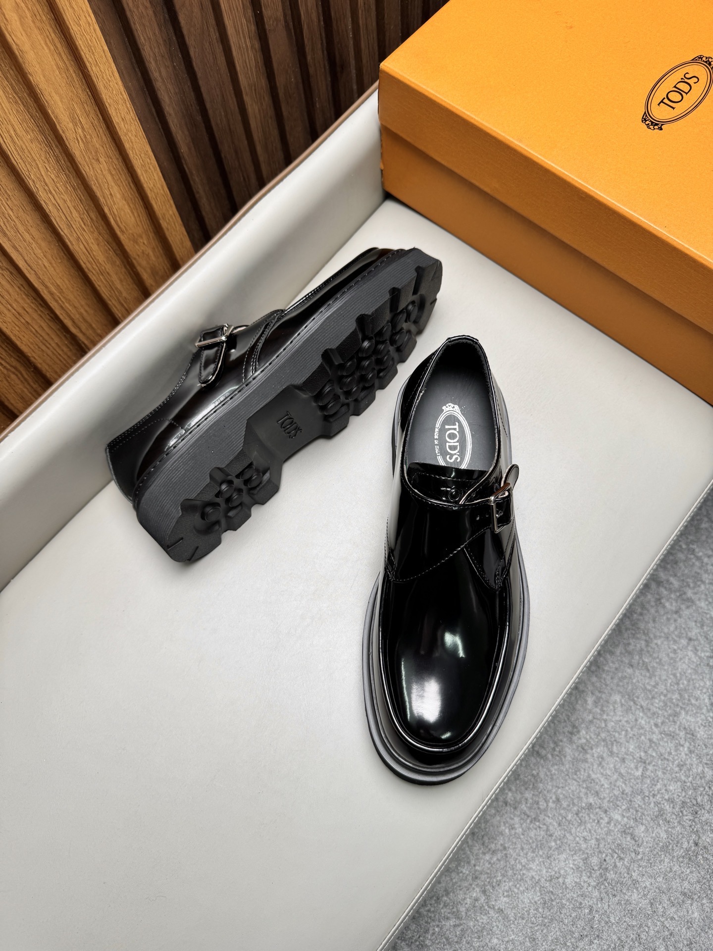 Лоферы мужские в стиле Tod’s черного цвета на массивной подошве