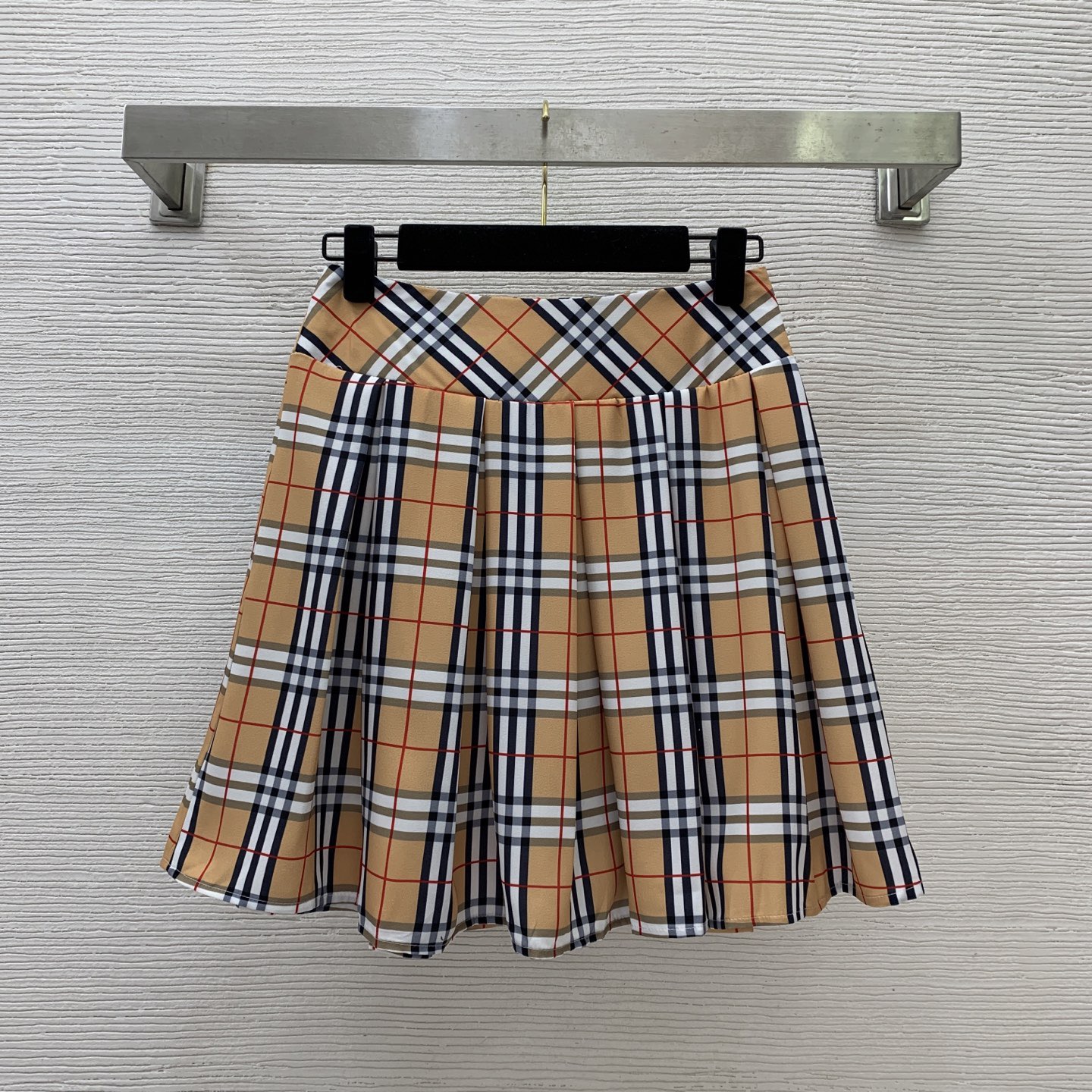 Костюм женский в стиле Burberry: футболка с логотипом и плиссированная юбка