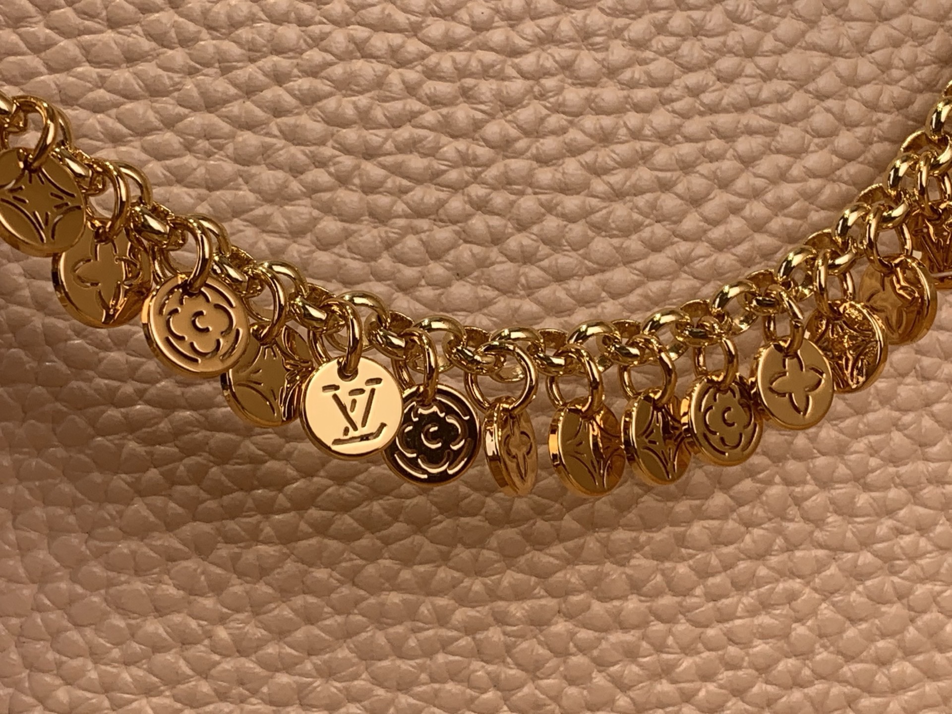 Сумка женская Louis Vuitton Capucines MM Confetti с декоративной цепочкой