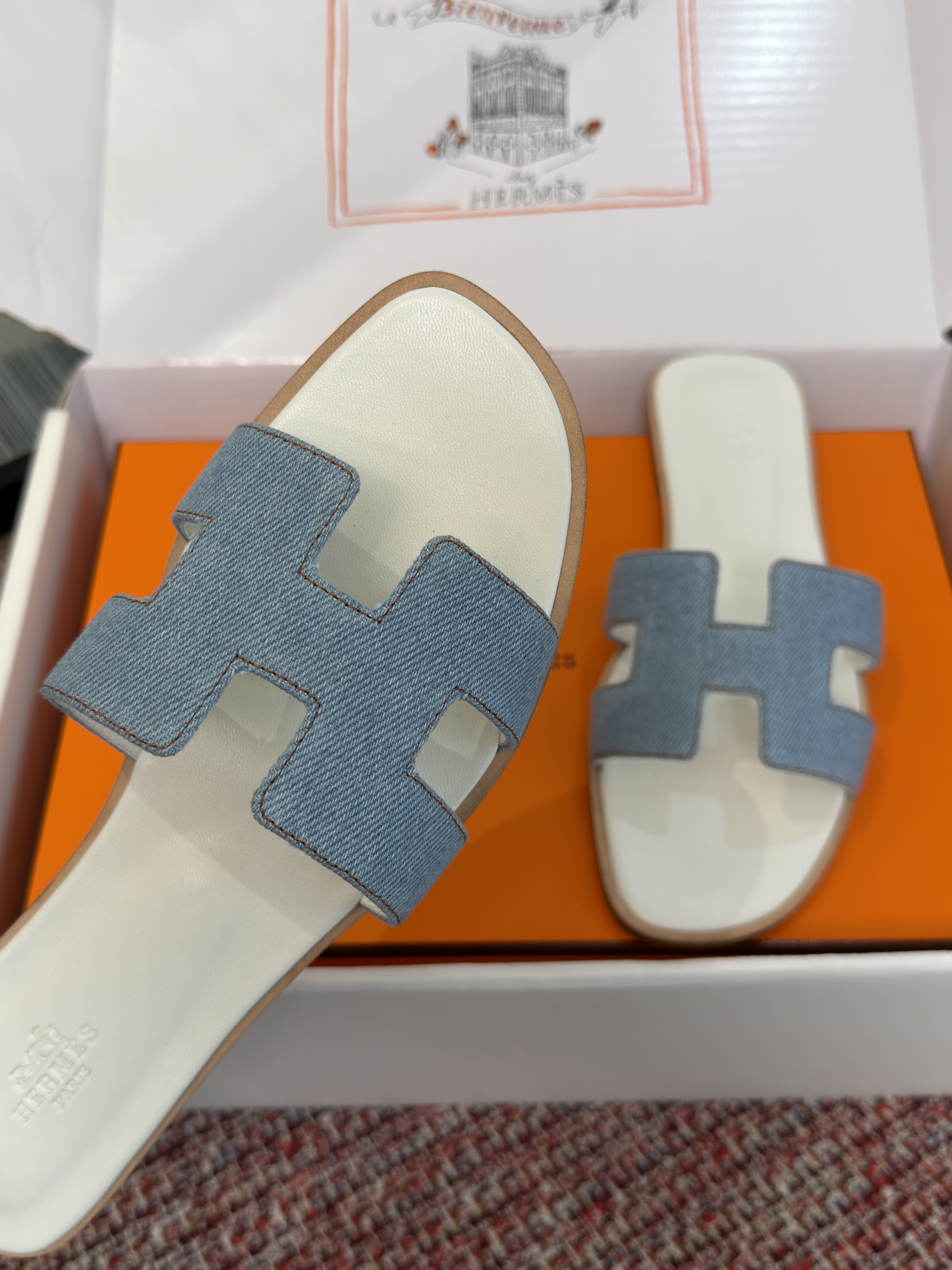 Шлёпанцы женские Hermès Oran голубого и белого цвета на каблуке