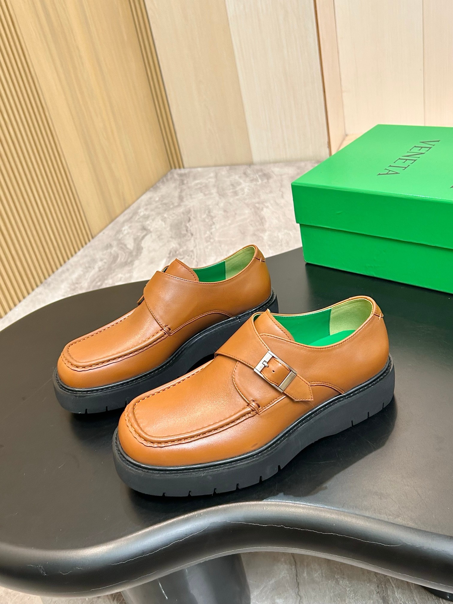 Туфли мужские Bottega Veneta из гладкой натуральной кожи коньячного цвета