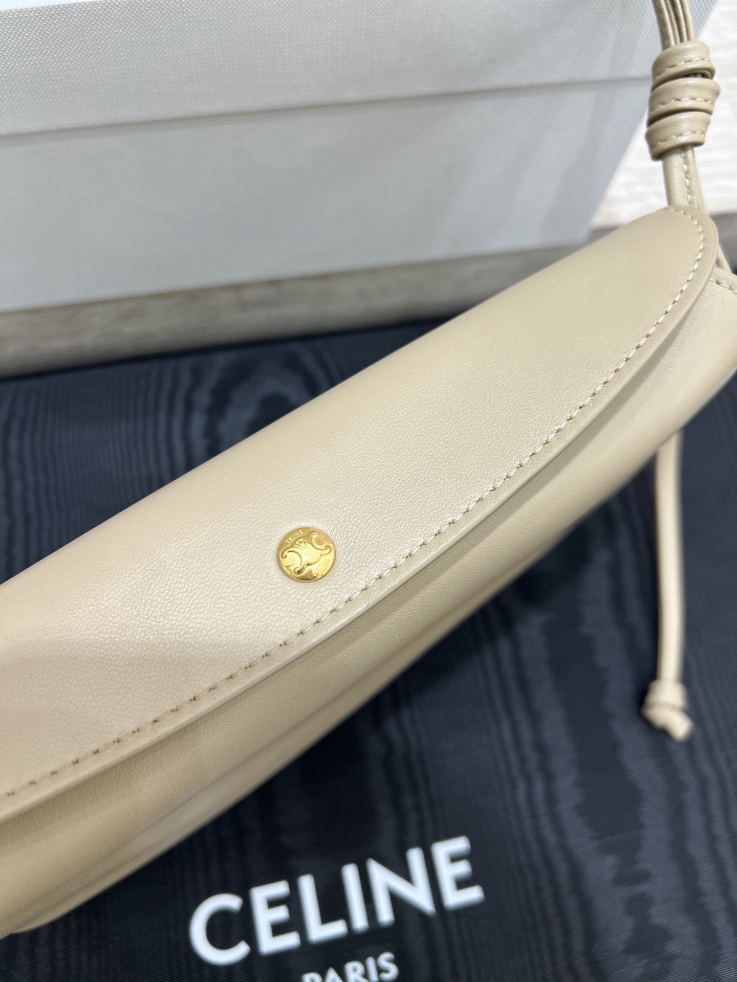 Сумка женская в стиле Celine Trio Flap бежевого цвета