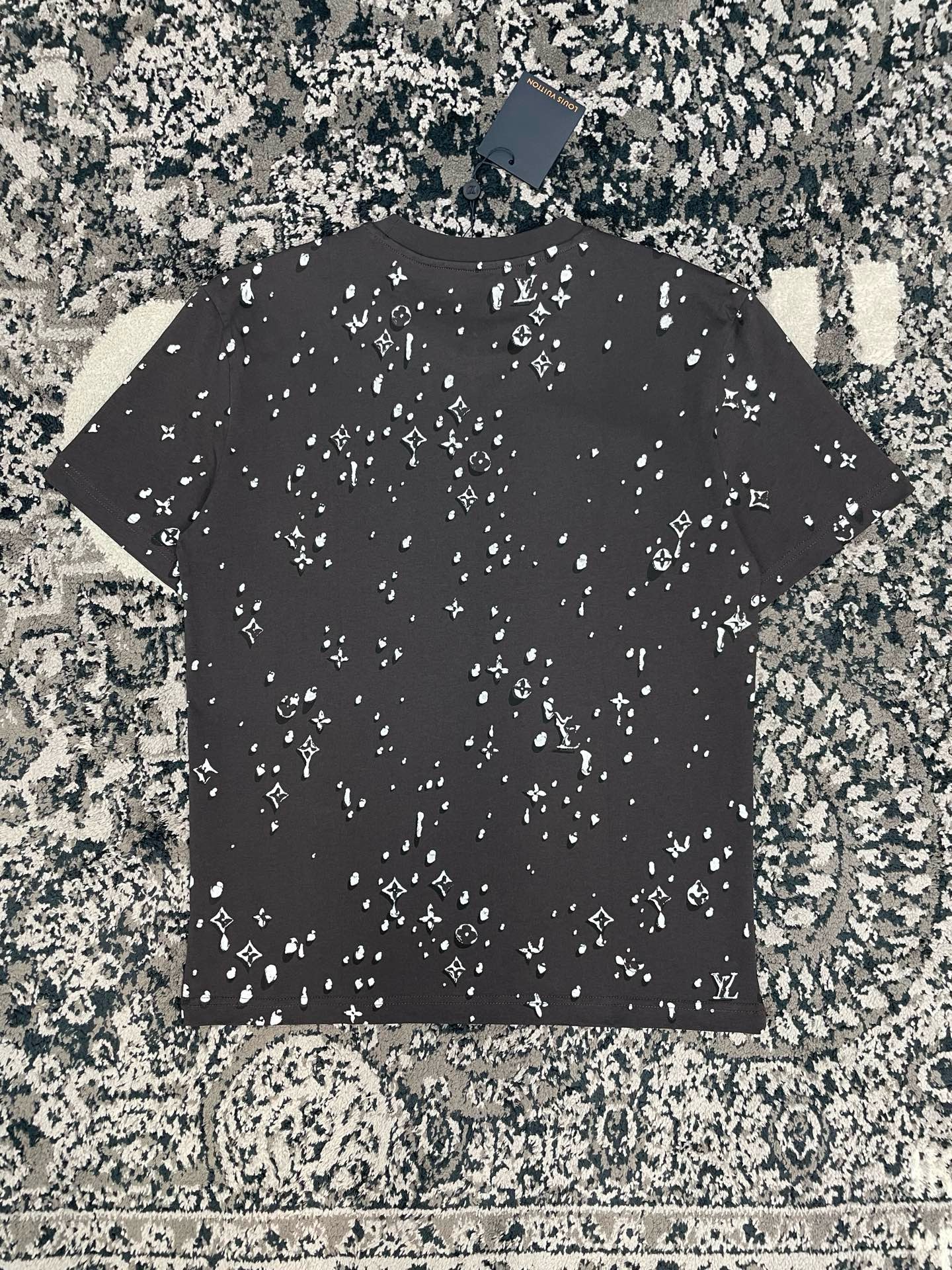 Футболка мужская Louis Vuitton Monogram Short-Sleeved T-Shirt тёмно-серого цвета с принтом Monogram Waterdrops и декором из страз