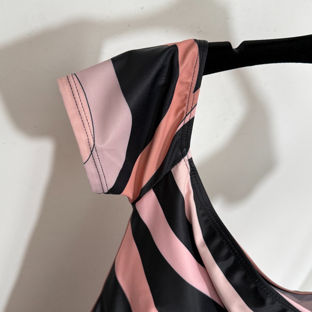 Купальник женский в стиле Emilio Pucci слитный розового цвета с принтом с коротким рукавом и шортами