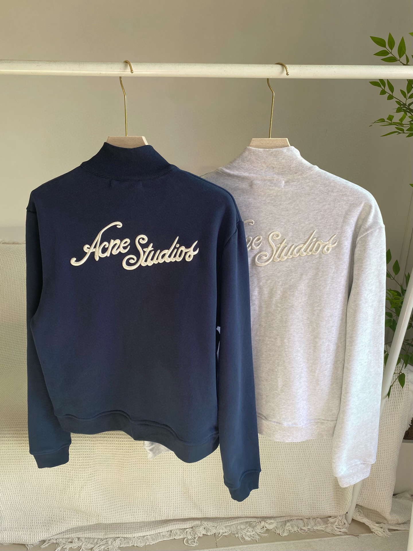 Свитшот женский на молнии в стиле Acne Studios с вышивкой 10 000 стежков из хлопка в тёмно-синем/сером цвете