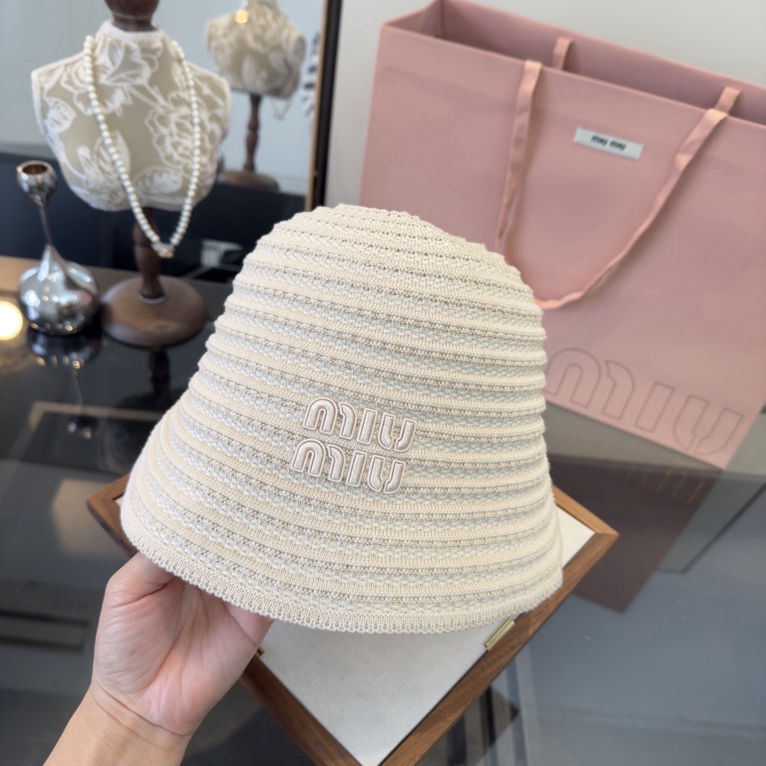 Панама женская в стиле Miu Miu из вязаного текстиля бежевого цвета