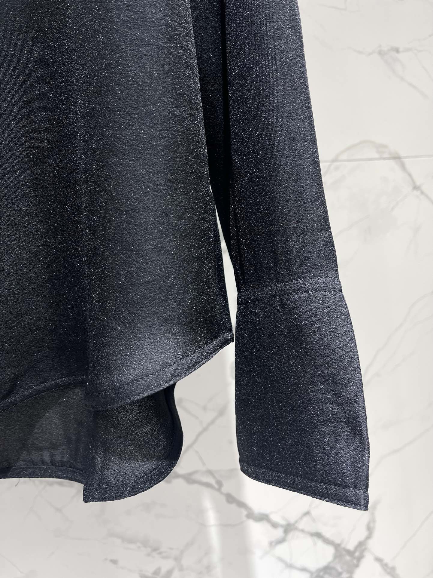 Блуза женская в стиле Balmain из гладкого текстиля черного цвета с драпированным воротником