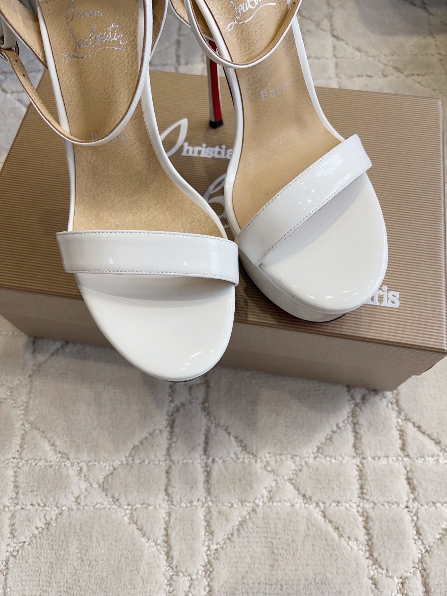 Босоножки женские в стиле Christian Louboutin So Kate на платформе белого цвета