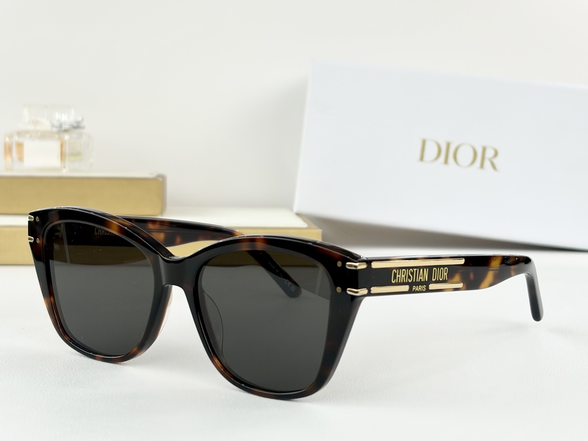 Очки солнцезащитные женские в стиле Dior DiorSignature B3I