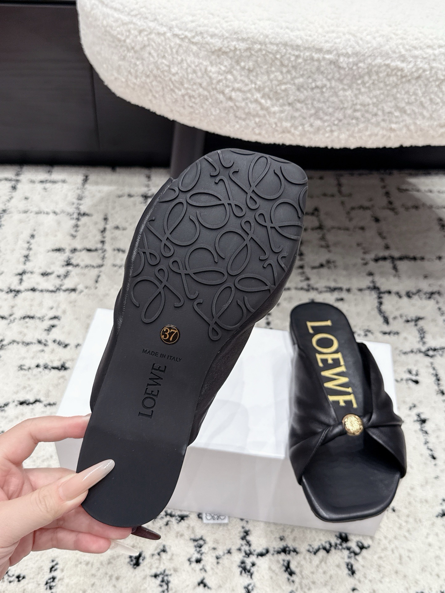 Мюли женские Loewe Pebble Soft Slide чёрного цвета