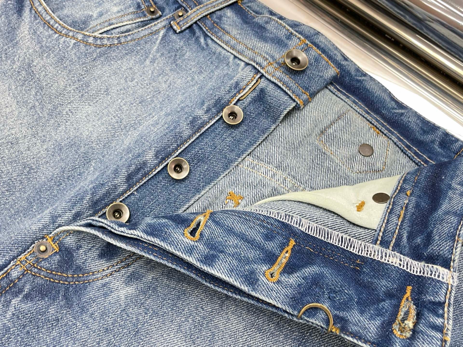 Джинсы женские в стиле MM голубого цвета с завышенной посадкой и ремешками по низу