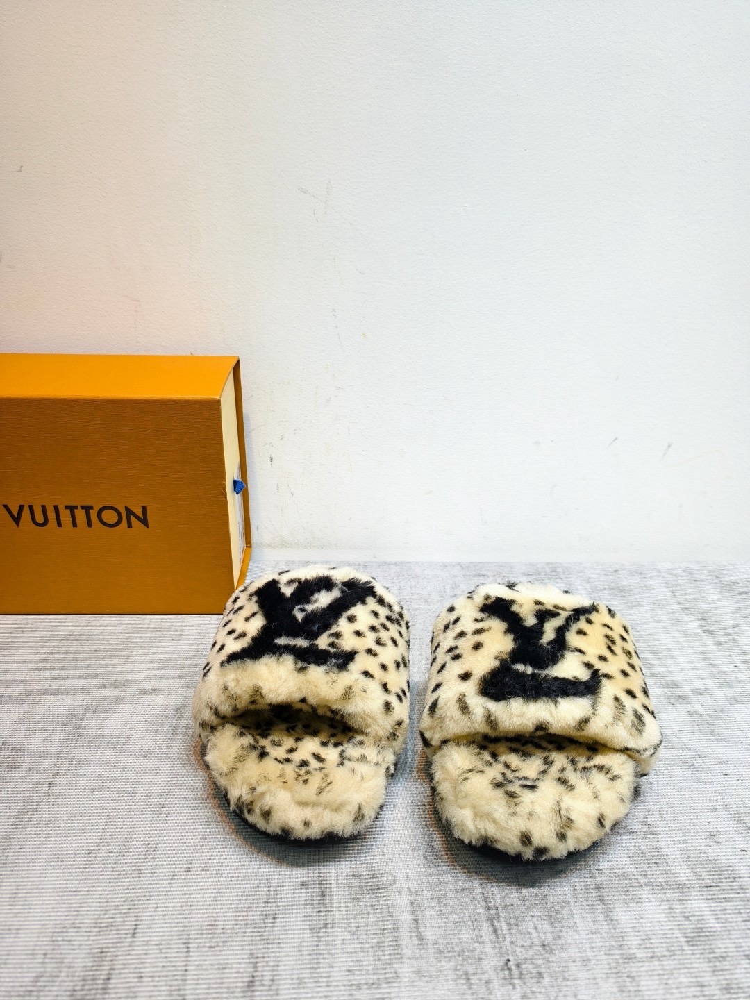 Шлепанцы женские Louis Vuitton светло-бежевого цвета