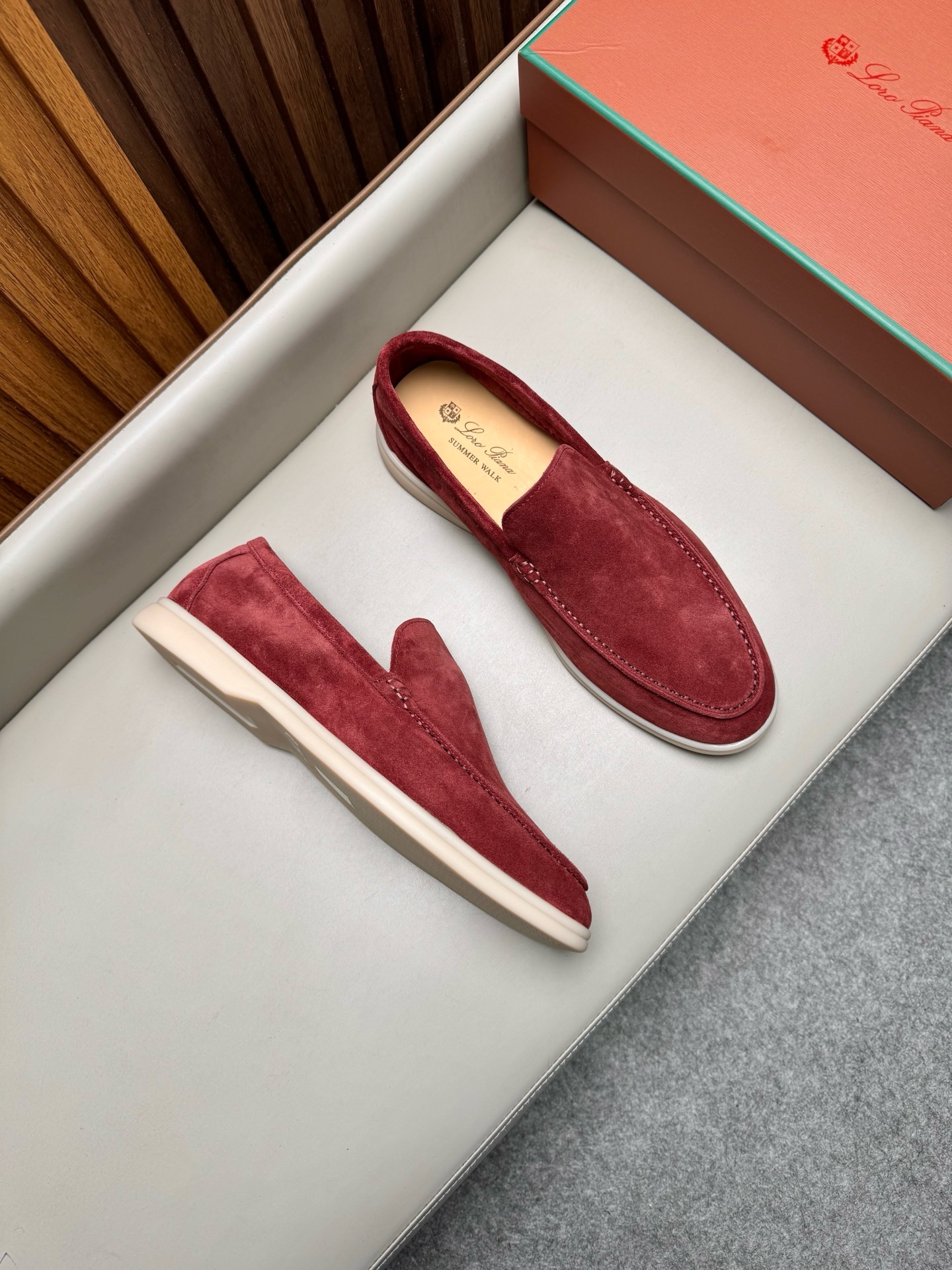 Лоферы унисекс в стиле Loro Piana из натуральной замши бордового цвета