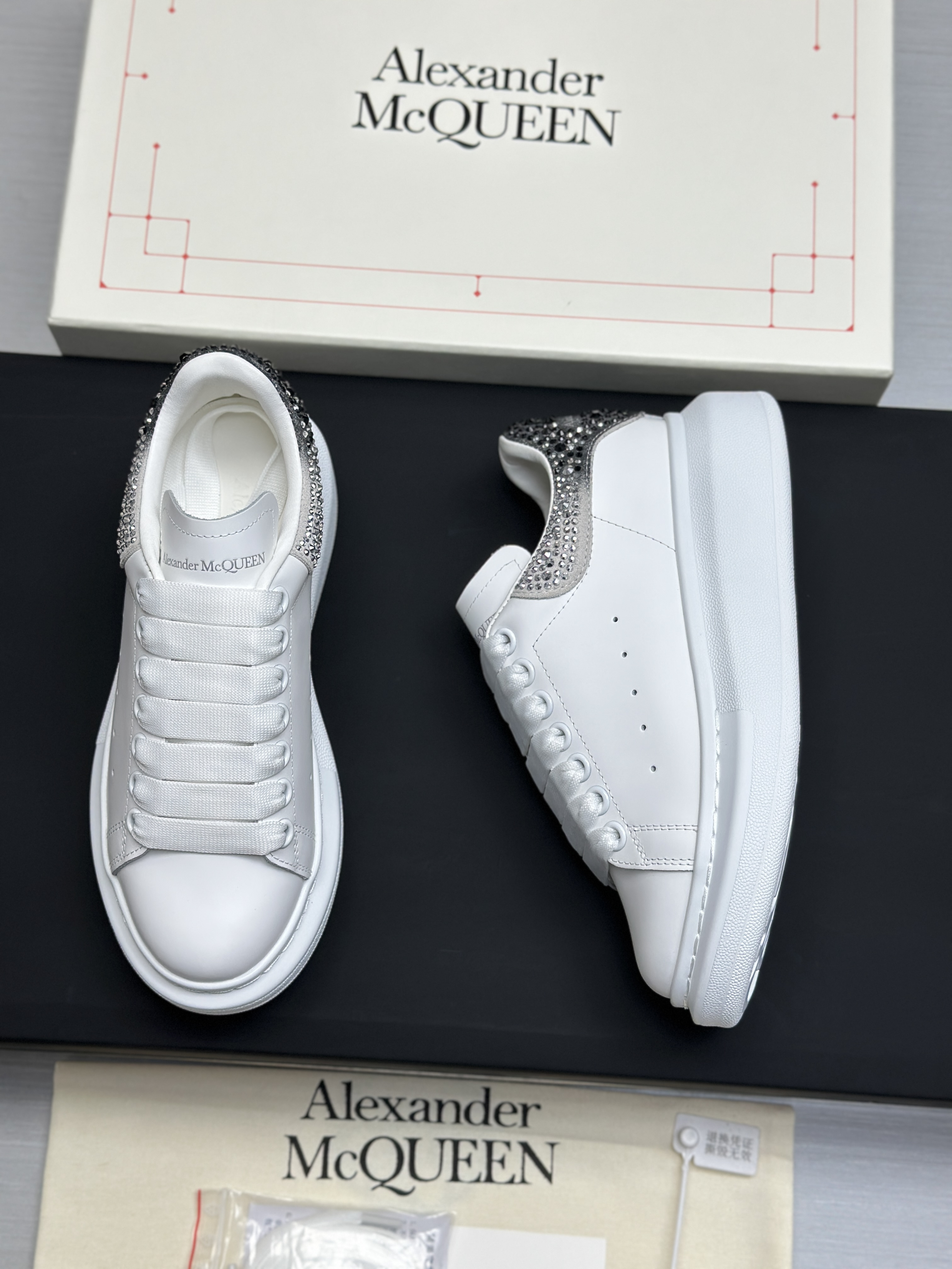Кроссовки в стиле Alexander McQueen белого цвета с пудрово-розовым задником