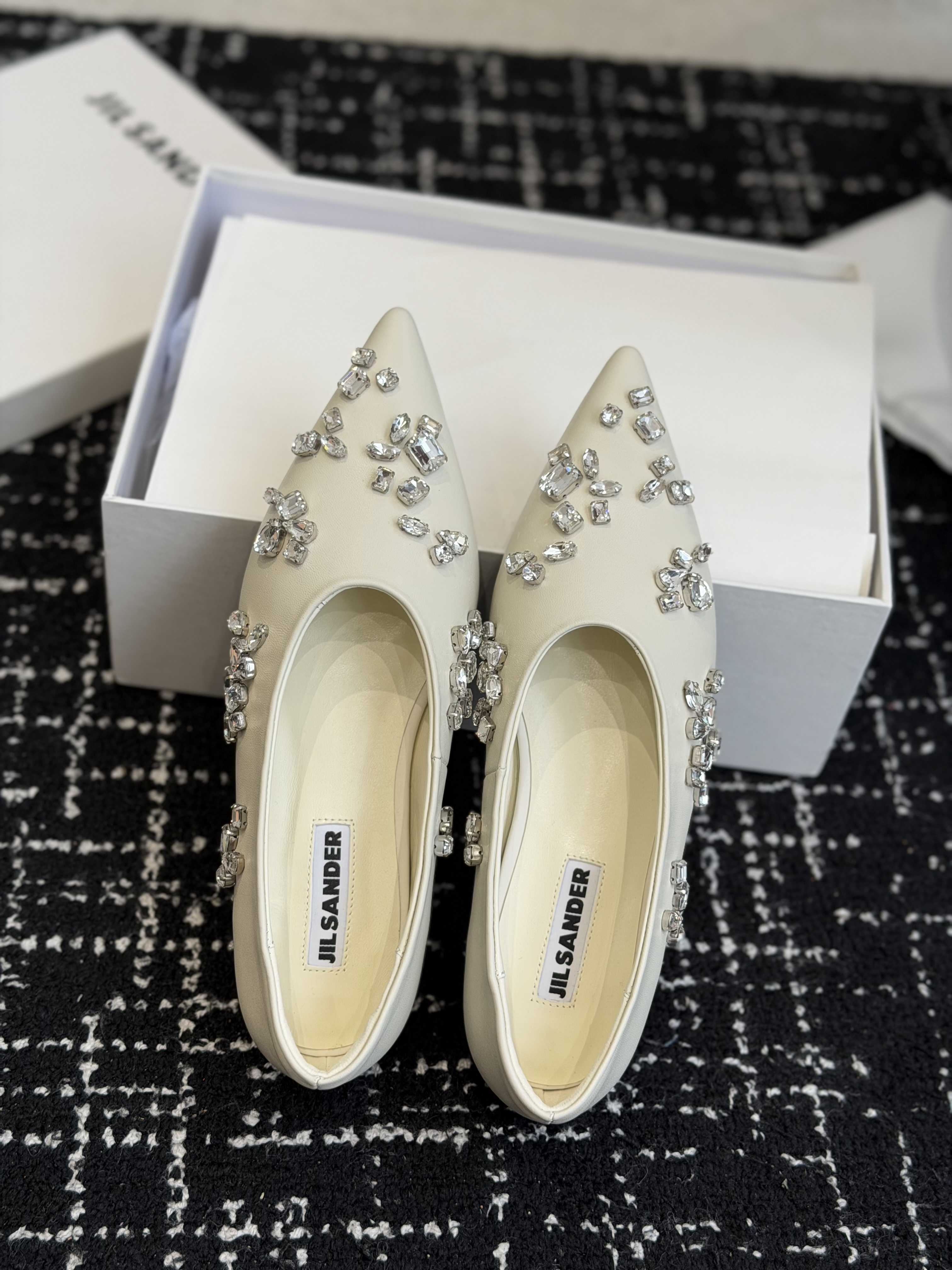 Балетки женские в стиле Jil Sander с кристаллами молочного цвета
