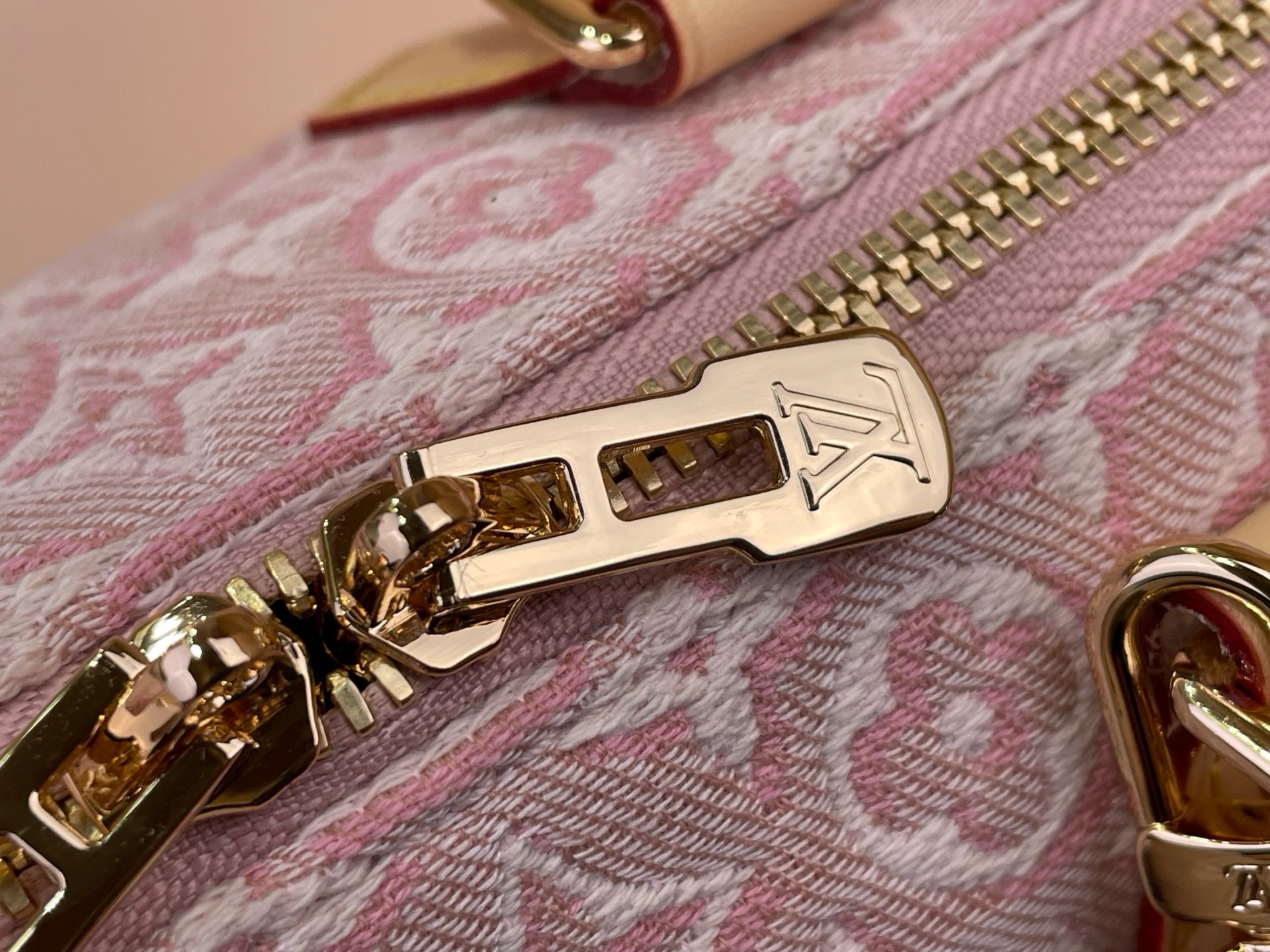 Сумка женская Louis Vuitton Speedy Bandoulière 20 розового цвета