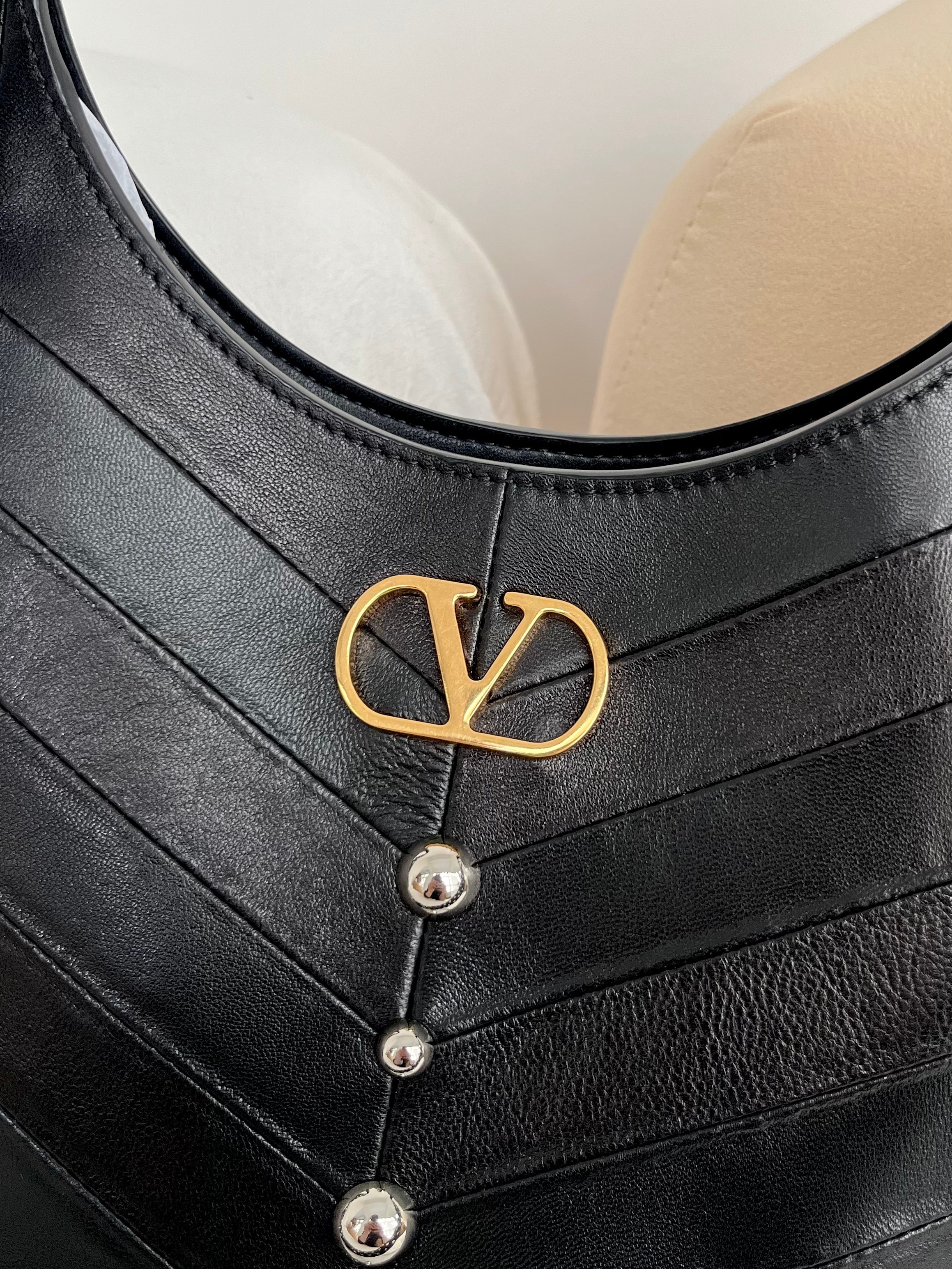 Сумка женская в стиле Valentino Garavani Hoboho Hobo чёрного цвета(28 см)