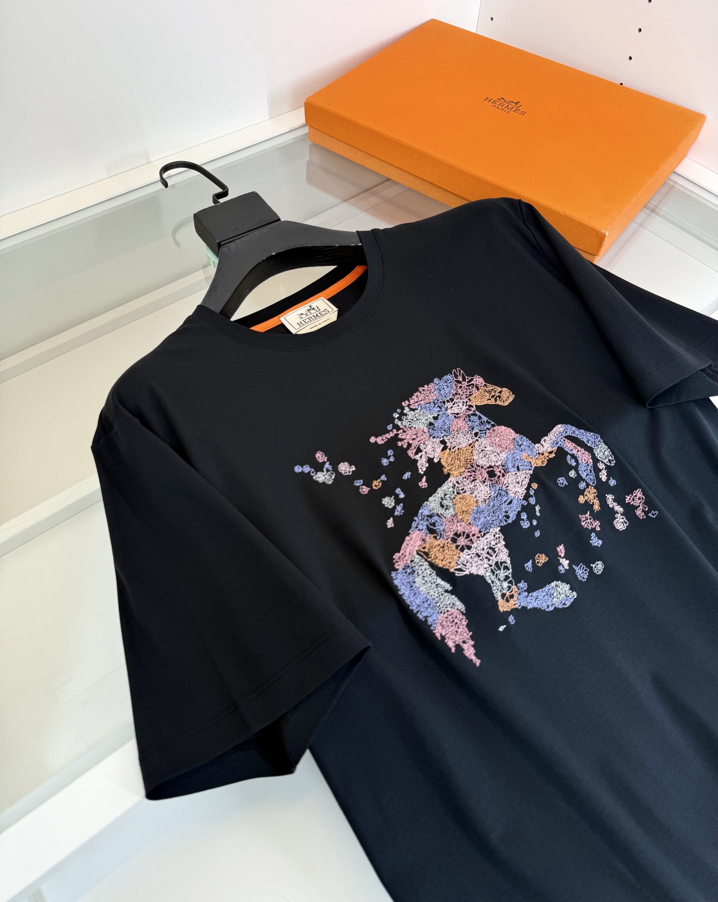 Футболка мужская в стиле Hermes чёрного цвета с вышивкой