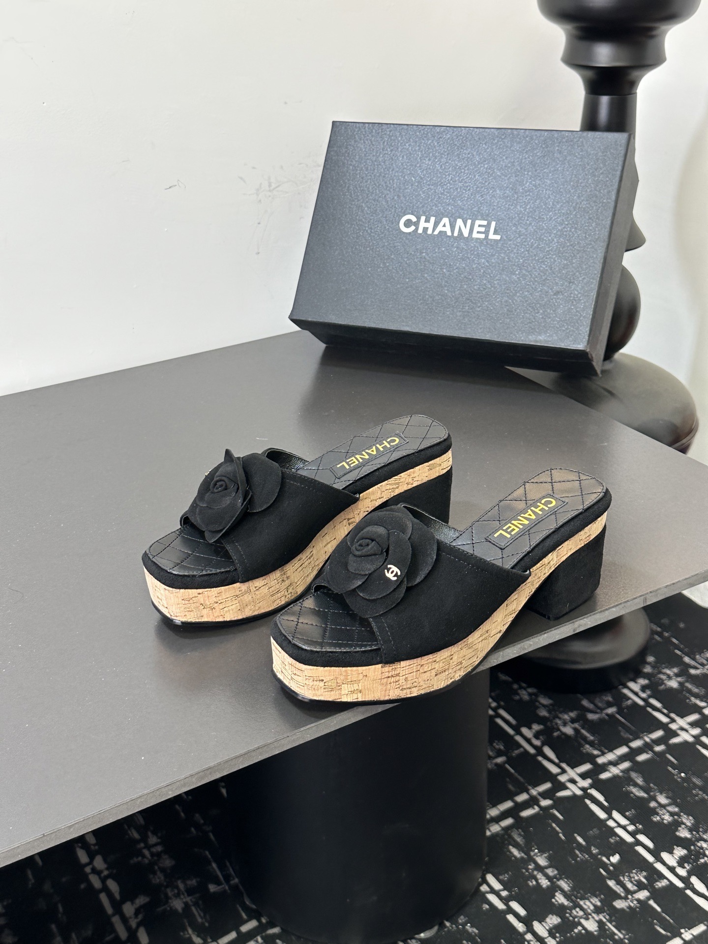 Мюли женские в стиле Chanel с цветком камелии чёрного цвета