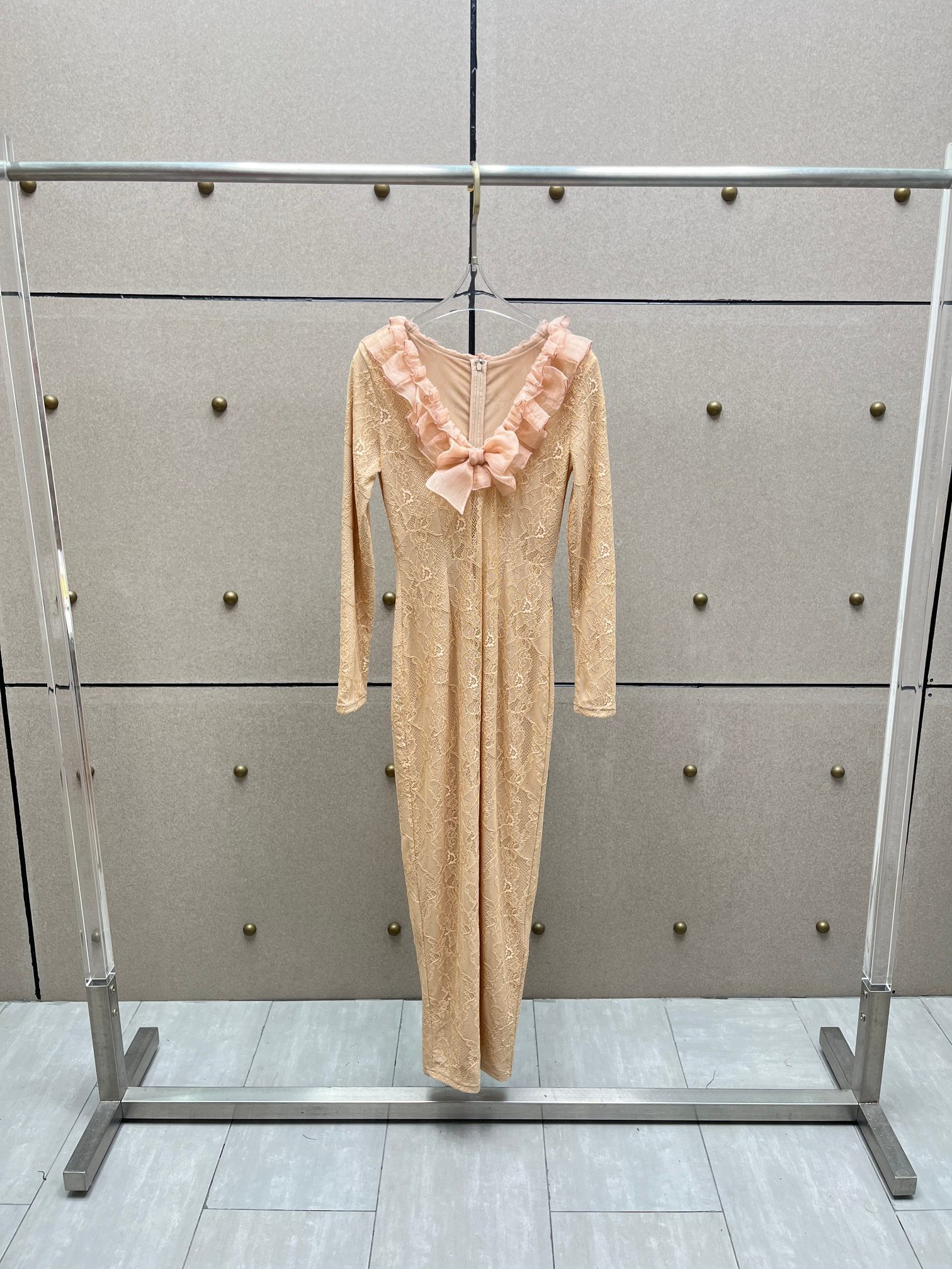 Платье женское макси из кружева бежевого цвета с драпированным воротником и декоративным бантом