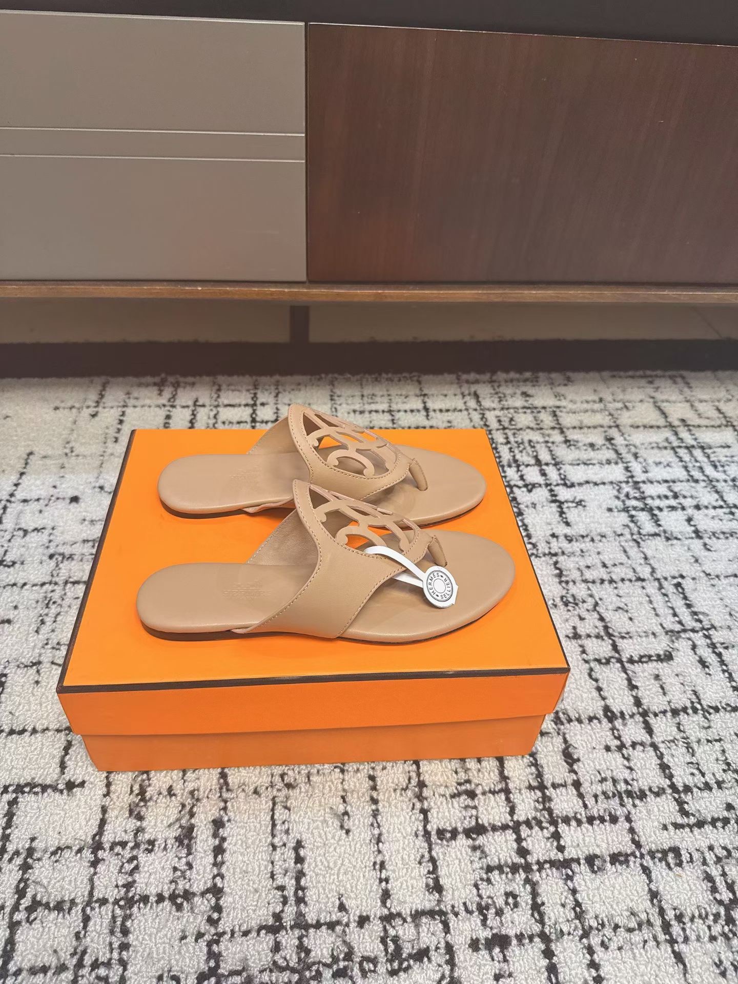 Сандалии женские в стиле Hermès Oran бежевого цвета