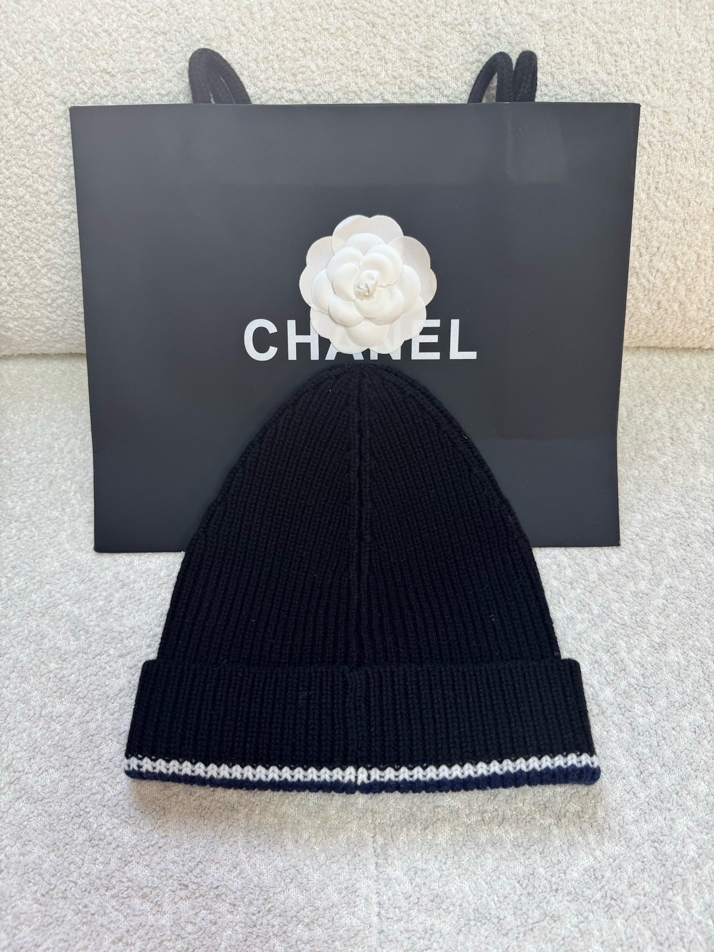 Шапка женская Chanel чёрного цвета с вышитым логотипом