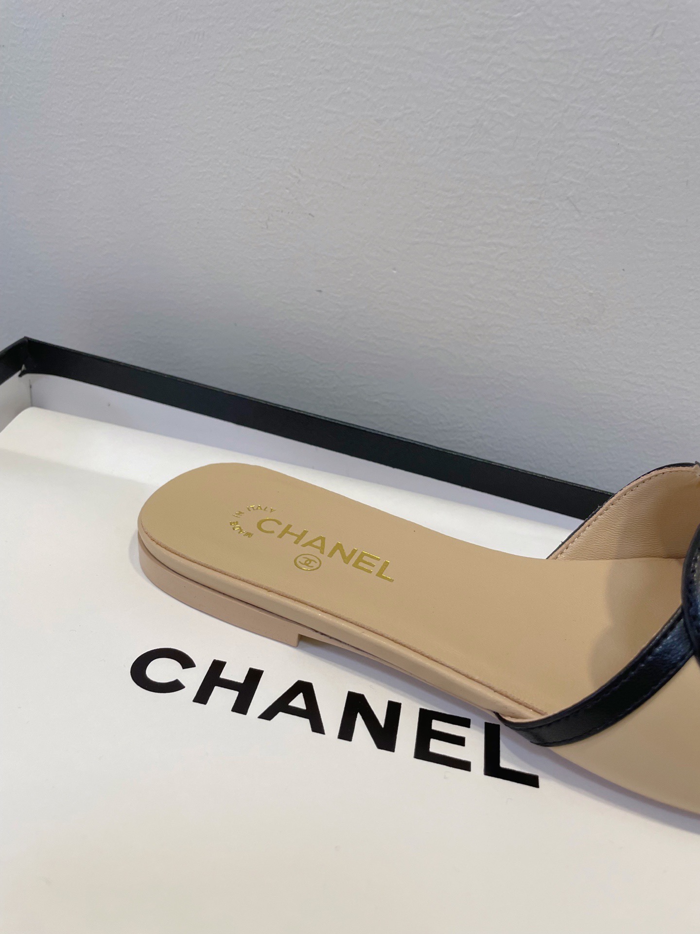 Мюли женские в стиле Chanel 26 с логотипом CC из натуральной кожи бежевого цвета