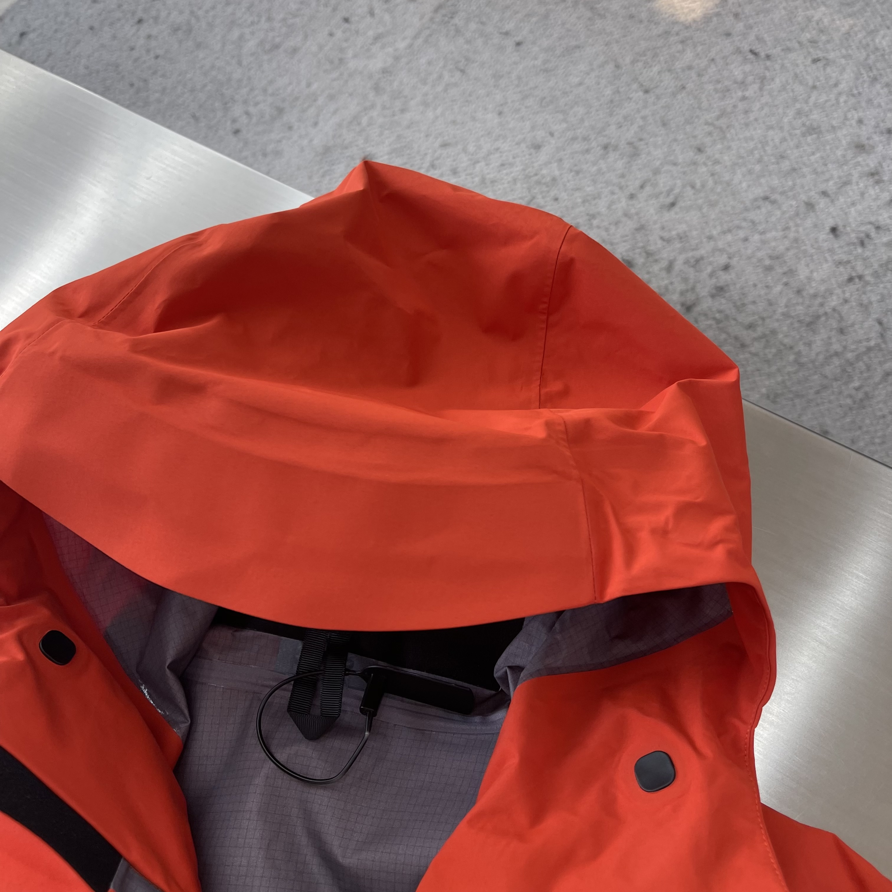 Куртка унисекс в стиле Arc’teryx Alpha SV  красного цвета