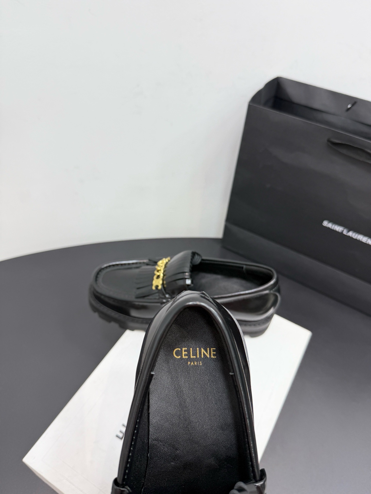 Лоферы женские в стиле Celine Triomphe с цепочкой из натуральной кожи черного цвета