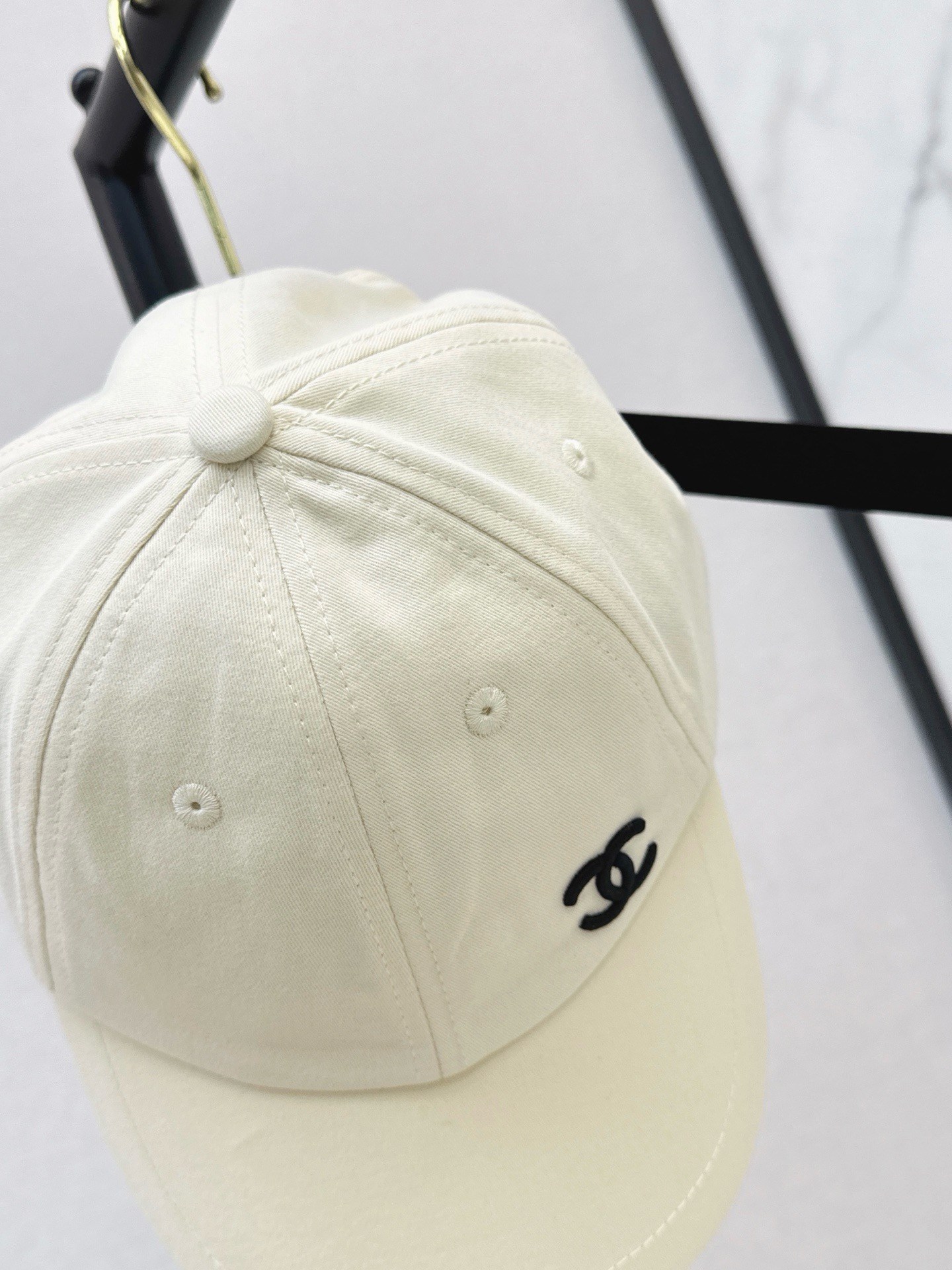 Бейсболка женская Chanel молочного цвета с вышитым логотипом