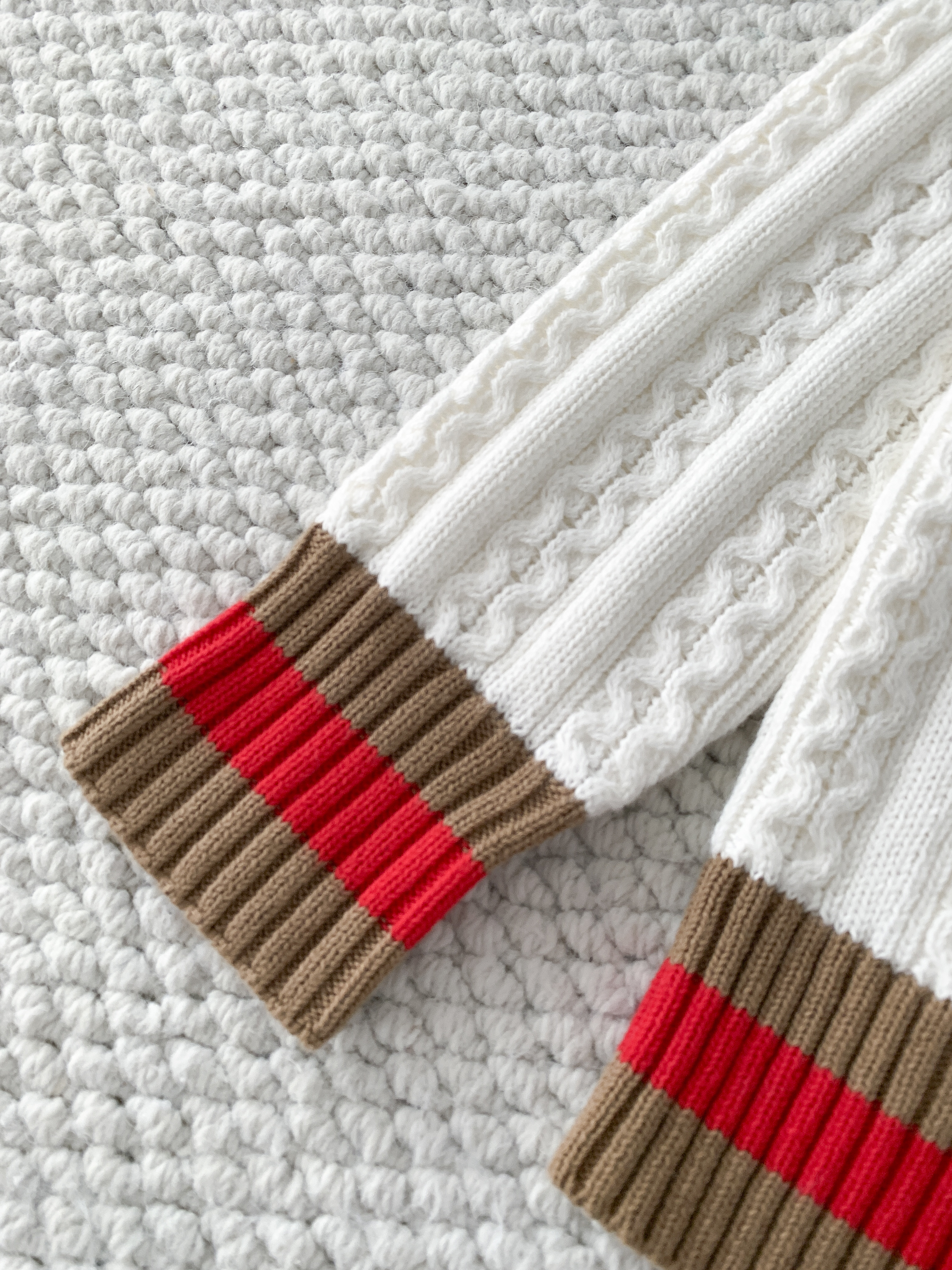 Кардиган женский в стиле Chanel белого цвета с контрастной отделкой