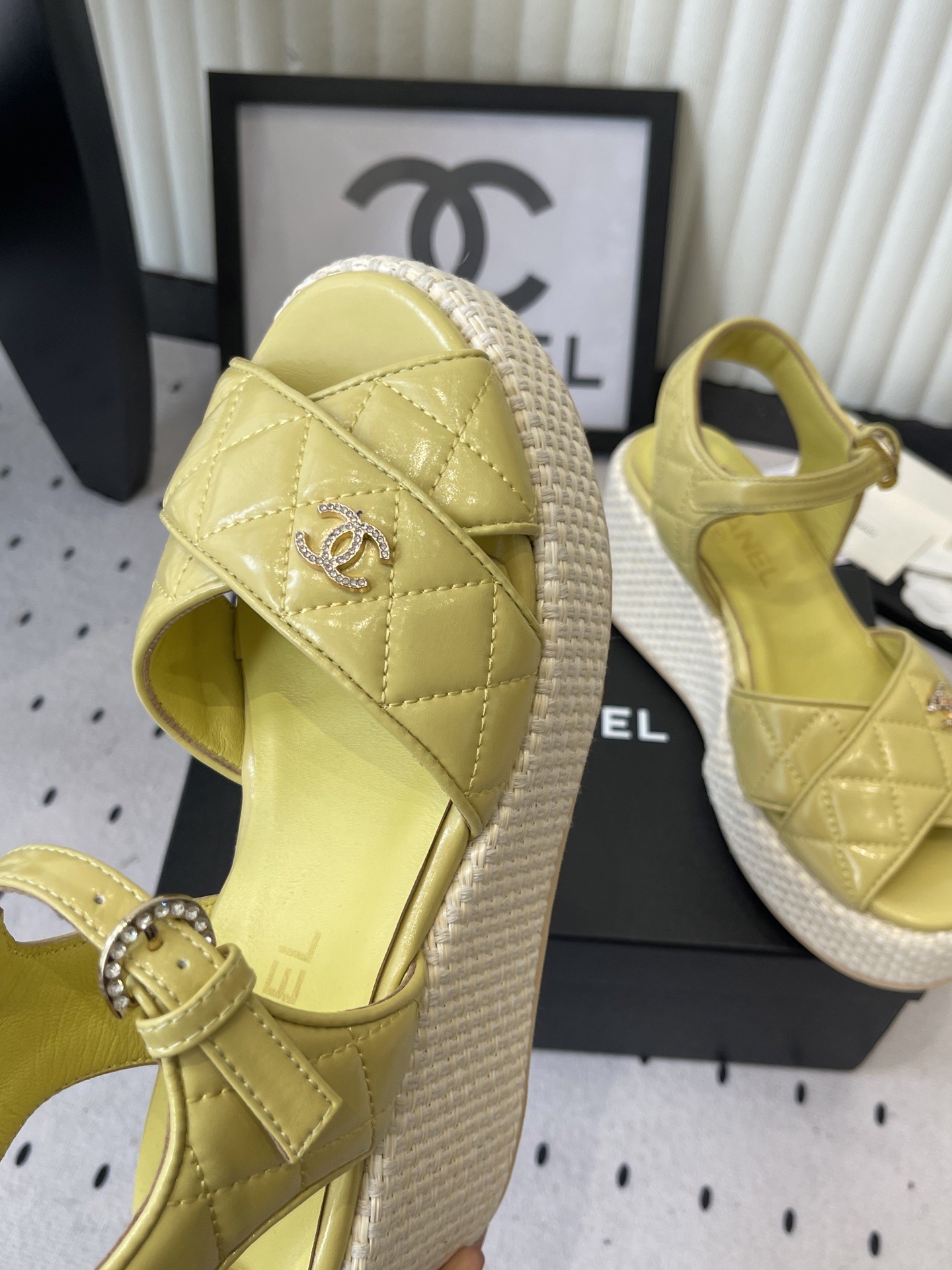 Босоножки женские в стиле Chanel желтого цвета на платформе