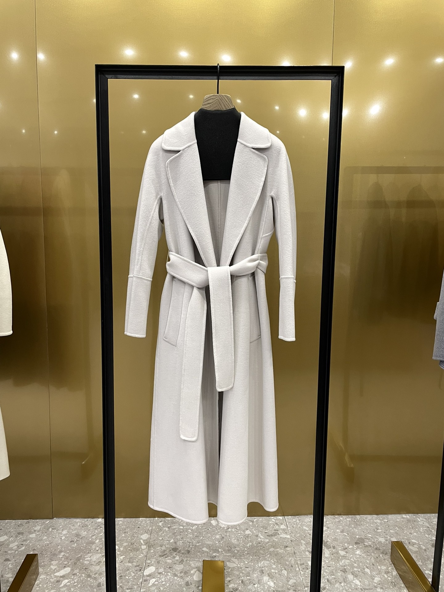 Пальто женское в стиле Max Mara Elisa молочного цвета с поясом