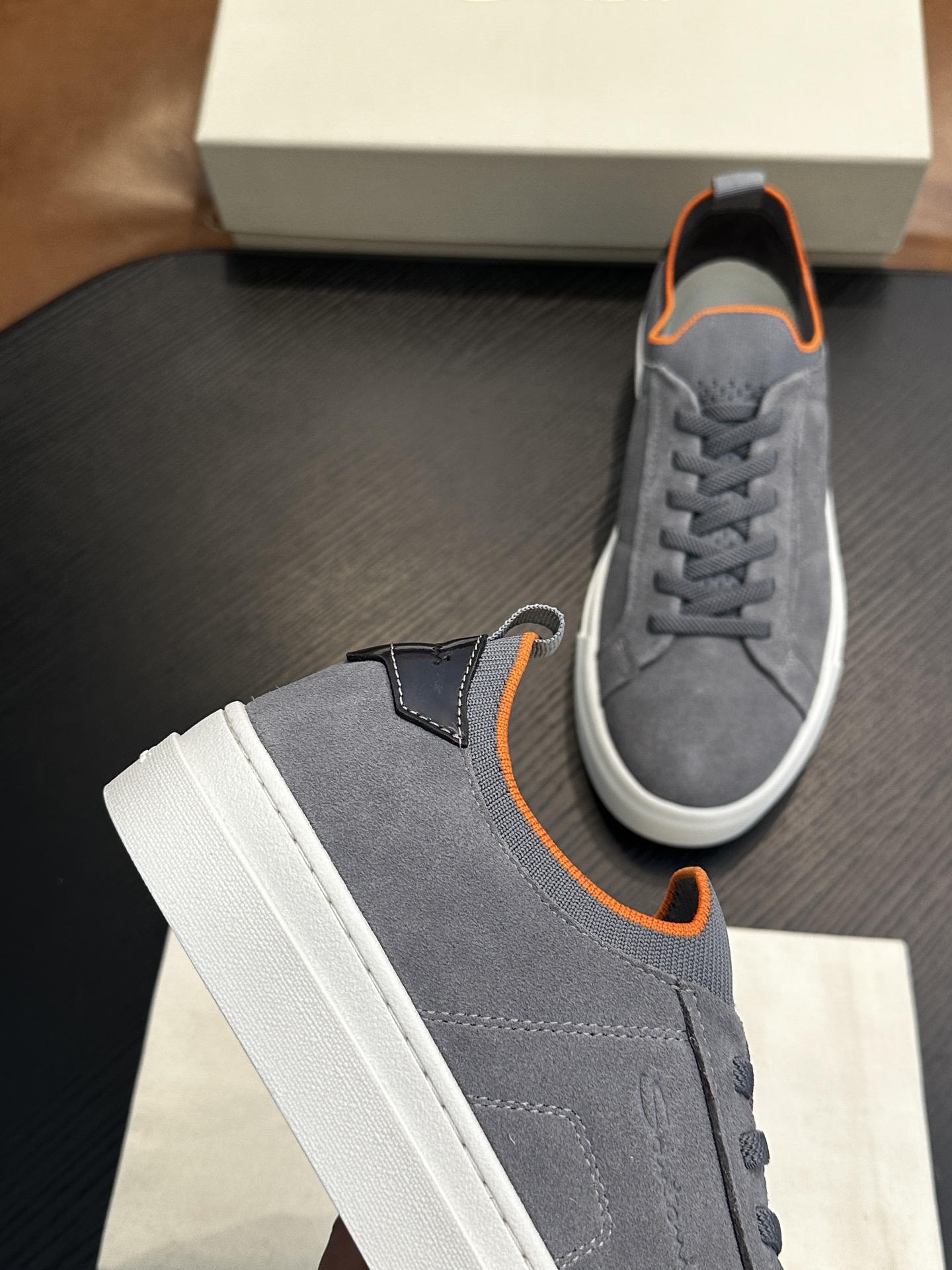 Кроссовки мужские в стиле Santoni из натуральной зернистой кожи серого цвета