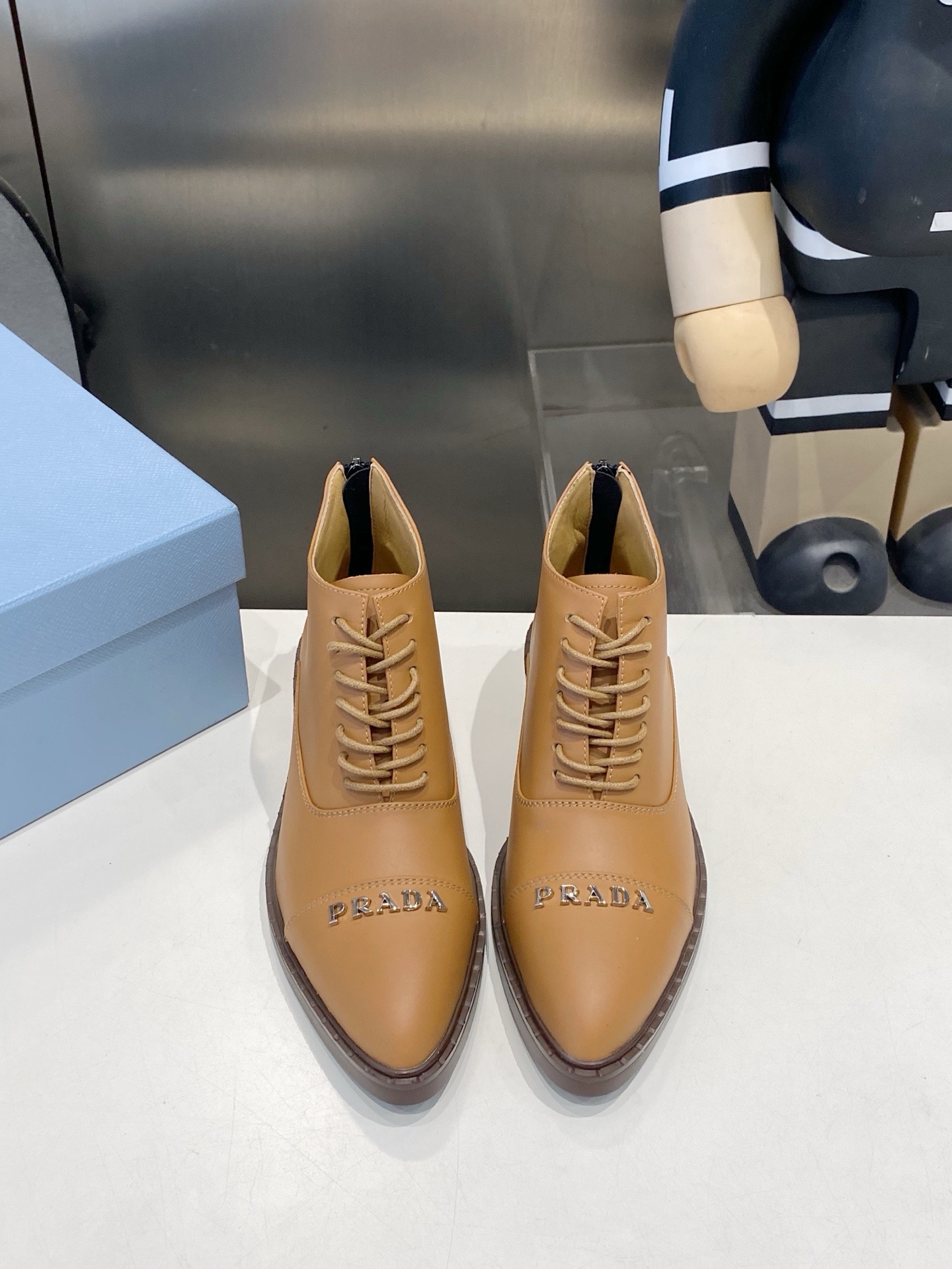 Ботинки женские Prada бежевого цвета